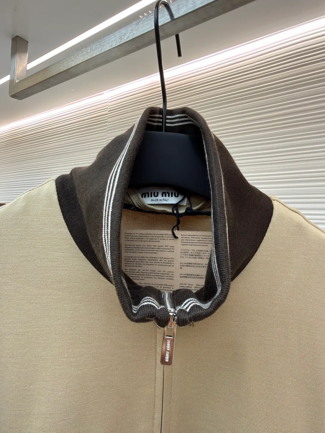 MIUMIU embroidered logo zipper jacket ●Item number: 1682179-B70 ●Material: mercerized wool fabric ●Technology: laser burning ●Color: brown ●Version: fitted version ●Weight: about 865 grams ●Size: S-M-L-XL ●Description: Customized mercerized wool, as delicate as silk, warm to the touch When the quiet blue of the deep sea meets the calm gray of the rocks It exudes a sense of high-end and hides restrained aesthetic ideas. It has a neat sports silhouette. The iconic Miu Miu embroidered logo of the same color is embellished on the chest. It is low-key but can hardly hide the identity mark. It is hidden in the public and visible in the mind. The street-style zipper sweatshirt silhouette is disassembled to present an architectural three-dimensional sense of depth. Suit attendance has become the focus of fashion pioneers. Laser burning process is an advanced process that uses laser technology for logo engraving. The laser is projected onto the surface of the material, causing the material to be locally and rapidly heated to melt to form the Miu Miu logo. The position and shape can be precisely controlled. Adopt imported machine embroidery technology, use advanced computer control systems and precision mechanical components to achieve Miu Miu logo embroidery operations with high precision. The lines are smooth and delicate, and the fabrics have been sand-washed. The texture is better, not easy to deform, not easy to shrink, not easy to fade, and maintains long-term beauty. The overall wiring is straight and delicate, the fabric is comfortable and soft, and the color is consistent without color difference. It can be matched with the same style to create a fashionable look and control various occasions. Customized accessories, complete with three standards, same style for men and women!