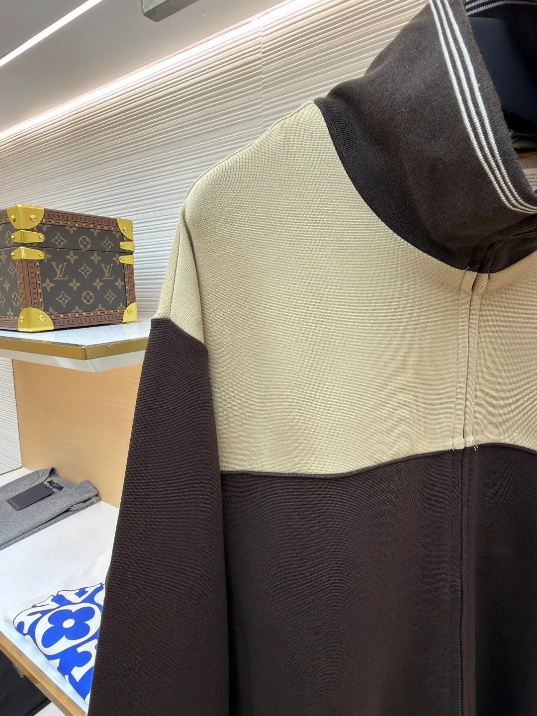MIUMIU embroidered logo zipper jacket ●Item number: 1682179-B70 ●Material: mercerized wool fabric ●Technology: laser burning ●Color: brown ●Version: fitted version ●Weight: about 865 grams ●Size: S-M-L-XL ●Description: Customized mercerized wool, as delicate as silk, warm to the touch When the quiet blue of the deep sea meets the calm gray of the rocks It exudes a sense of high-end and hides restrained aesthetic ideas. It has a neat sports silhouette. The iconic Miu Miu embroidered logo of the same color is embellished on the chest. It is low-key but can hardly hide the identity mark. It is hidden in the public and visible in the mind. The street-style zipper sweatshirt silhouette is disassembled to present an architectural three-dimensional sense of depth. Suit attendance has become the focus of fashion pioneers. Laser burning process is an advanced process that uses laser technology for logo engraving. The laser is projected onto the surface of the material, causing the material to be locally and rapidly heated to melt to form the Miu Miu logo. The position and shape can be precisely controlled. Adopt imported machine embroidery technology, use advanced computer control systems and precision mechanical components to achieve Miu Miu logo embroidery operations with high precision. The lines are smooth and delicate, and the fabrics have been sand-washed. The texture is better, not easy to deform, not easy to shrink, not easy to fade, and maintains long-term beauty. The overall wiring is straight and delicate, the fabric is comfortable and soft, and the color is consistent without color difference. It can be matched with the same style to create a fashionable look and control various occasions. Customized accessories, complete with three standards, same style for men and women!