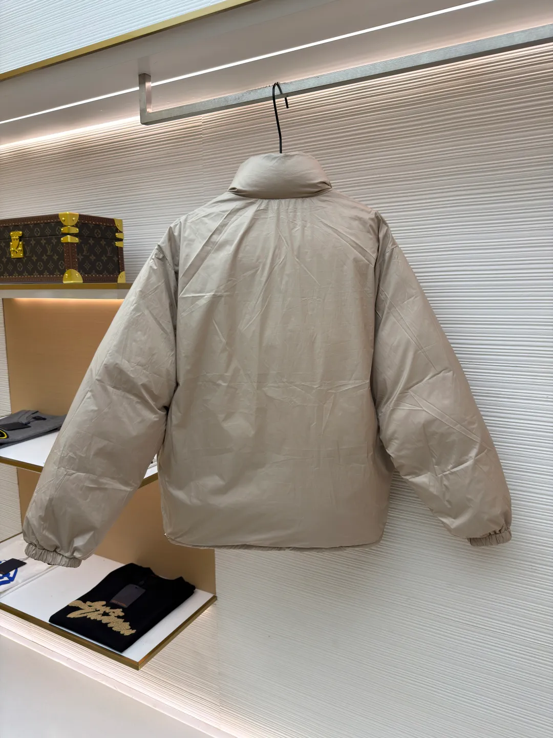 MIUMIU reversible stand collar down jacket ●Original version: purchased and developed by 21060 ●Item number: 1681385-D05 ●Fabric: white duck down fabric ●Technology: mechanical down filling ●Color: navy/khaki ●Version: fitted version ●Weight: about 675 grams ●Size: 36-38-40-42 ●Description: The filling is white duck down with 90% down content, which is one of the gold standards of down quality. "90% down content" means that the down content is extremely high and there are very few impurities such as feather stalks. The down tufts can capture more air and form an efficient thermal insulation layer, thus providing several times the loft and warmth of ordinary down while being lighter in weight. In the double-sided structure, ensuring that the down is evenly distributed between the two layers of fabric without clumping is the core challenge of the down filling process. The stand-up collar design not only improves the neatness of the shape, but also enhances the windproof and warm performance of the neck. Its internal structure needs to be stiff enough to maintain a three-dimensional shape, while at the same time ensuring the comfort of contact with the skin. The precision stitching in conjunction with the overall design not only plays a role in fixing the down and preventing displacement, but the uniformity, tension and pattern of the stitches have become important decorative elements, reflecting rigorous industrial aesthetics. The overall wiring is straight and delicate, the fabric is comfortable and soft, and the color is consistent without color difference. It can be matched with the same style to create a fashionable look and control various occasions. Customized accessories, complete with three standards, same style for men and women!