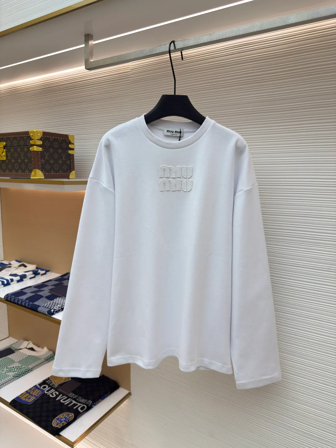 MIU MIU embroidered burnt logo long sleeves ●Authentic product: purchased and developed for 5999 ●Item number: 1680463-A10 ●Fabric: pure cotton fabric ●Technology: laser cutting and production ●Version: loose fit ●Weight: about 470 grams ●Size: S-M-L-XL ●Description: Made of 320 grams of trendy brand double-sided, expanded with 2*2 double yarn threads, the MiuMiu cloth label is laser cut, and the manual hand sticker is laser positioned. Embroidery is done after computer positioning. Expressing a maverick attitude, this relaxed cotton T-shirt features the signature tonal Miu Miu logo. Oversize lines convey a leisurely and comfortable femininity. The overall wiring is straight and delicate, the fabric is comfortable and soft, and the color is consistent without color difference. It can be matched with the same style to create a fashionable look and control various occasions. Customized accessories, complete with three standards, same style for men and women!