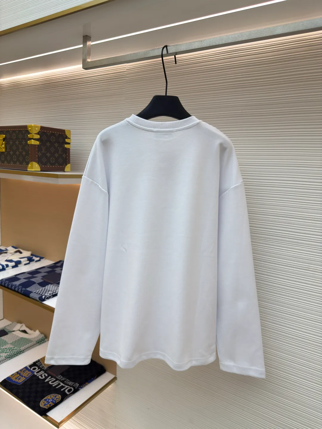 MIU MIU embroidered burnt logo long sleeves ●Authentic product: purchased and developed for 5999 ●Item number: 1680463-A10 ●Fabric: pure cotton fabric ●Technology: laser cutting and production ●Version: loose fit ●Weight: about 470 grams ●Size: S-M-L-XL ●Description: Made of 320 grams of trendy brand double-sided, expanded with 2*2 double yarn threads, the MiuMiu cloth label is laser cut, and the manual hand sticker is laser positioned. Embroidery is done after computer positioning. Expressing a maverick attitude, this relaxed cotton T-shirt features the signature tonal Miu Miu logo. Oversize lines convey a leisurely and comfortable femininity. The overall wiring is straight and delicate, the fabric is comfortable and soft, and the color is consistent without color difference. It can be matched with the same style to create a fashionable look and control various occasions. Customized accessories, complete with three standards, same style for men and women!