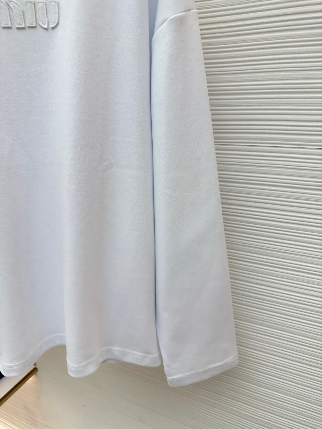 MIU MIU embroidered burnt logo long sleeves ●Authentic product: purchased and developed for 5999 ●Item number: 1680463-A10 ●Fabric: pure cotton fabric ●Technology: laser cutting and production ●Version: loose fit ●Weight: about 470 grams ●Size: S-M-L-XL ●Description: Made of 320 grams of trendy brand double-sided, expanded with 2*2 double yarn threads, the MiuMiu cloth label is laser cut, and the manual hand sticker is laser positioned. Embroidery is done after computer positioning. Expressing a maverick attitude, this relaxed cotton T-shirt features the signature tonal Miu Miu logo. Oversize lines convey a leisurely and comfortable femininity. The overall wiring is straight and delicate, the fabric is comfortable and soft, and the color is consistent without color difference. It can be matched with the same style to create a fashionable look and control various occasions. Customized accessories, complete with three standards, same style for men and women!