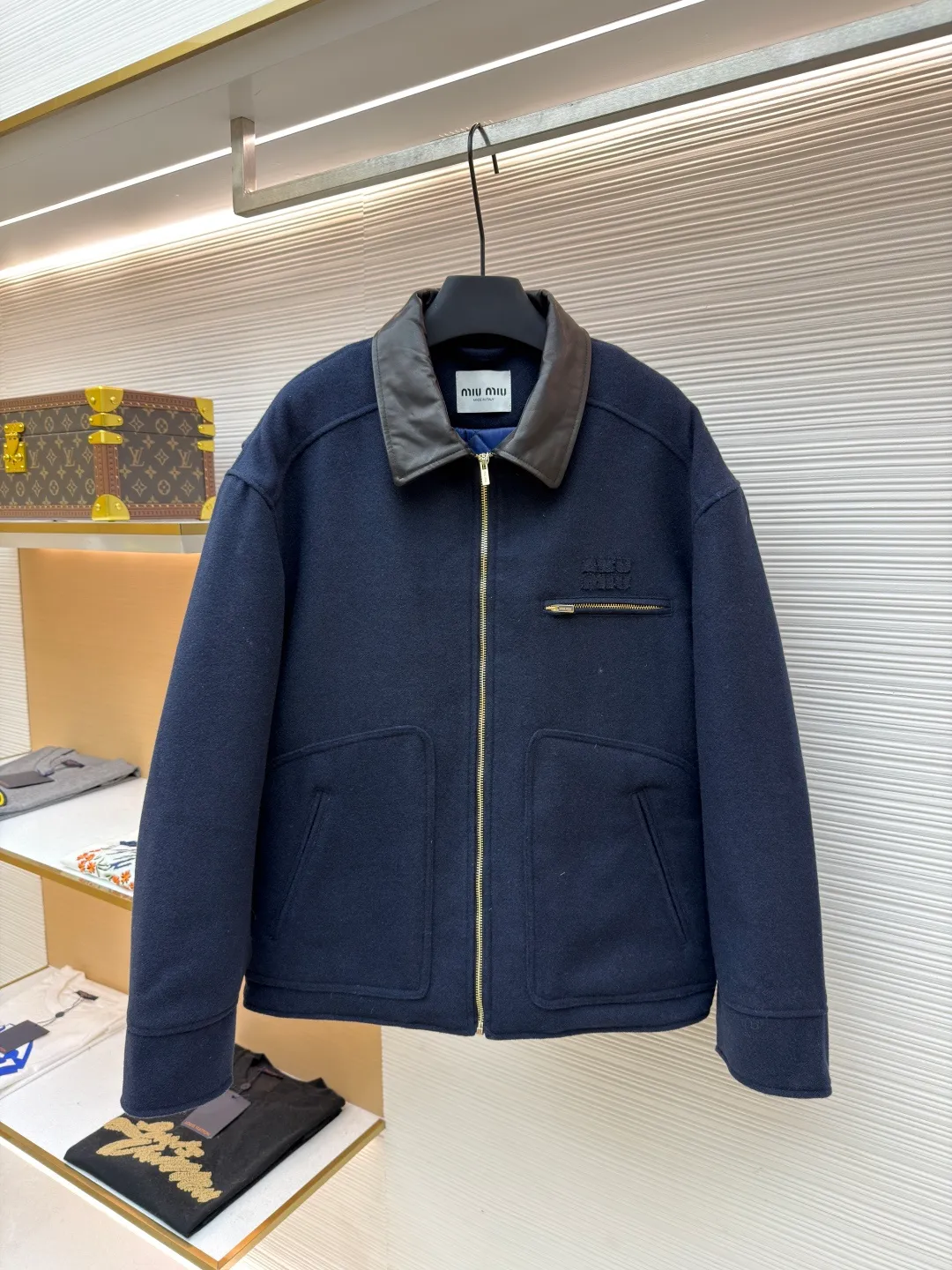 MIUMIU shearling collar embroidered woolen cotton jacket ●Original version: 43702 purchased and developed ●Item number: 1681799-c75 ●Fabric: wool washed fabric ●Technology: laser cutting and shaping ●Color: navy blue ●Version: fitted version ●Weight: about 1440 grams ●Size: 46-48-50-52 ●Description: Made of washed wool fabric treated with special finishing process. The wool fiber becomes more supple through washing, which greatly reduces the irritation that traditional wool may cause, allowing it to be worn directly next to the body with high comfort. At the same time, a uniform and slight velvety layer is formed on the surface. This "distressed" effect gives the fabric a casual, casual, unintentional fashion style, avoiding the overly formal and stiff feeling of traditional wool clothing. The natural elasticity and resilience of wool fiber remain after washing, making the clothes less likely to deform and maintaining a good silhouette for a long time. The letter embroidery patches are laser cut and shaped to create an embossed texture and clear fonts. Each patch undergoes 5 layers of anti-wrinkle treatment to ensure that it retains its original shape after washing, enhancing visual recognition. Using quilted cannage pattern, the seamstress precisely adjusts the speed of the machine and stitch density, so that the stitches are smooth and even during the operation. After completion, regular diagonal quilting lines will be formed, which will inadvertently enhance the overall texture when putting it on and taking it off. The overall wiring is straight and delicate, the fabric is comfortable and soft, and the color is consistent without color difference. It can be matched with the same style to create a fashionable look and control various occasions. Customized accessories, complete with three standards, same style for men and women!