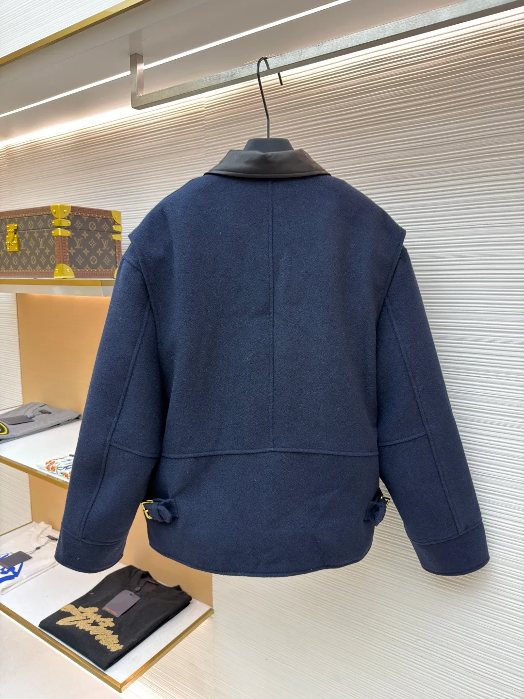MIUMIU shearling collar embroidered woolen cotton jacket ●Original version: 43702 purchased and developed ●Item number: 1681799-c75 ●Fabric: wool washed fabric ●Technology: laser cutting and shaping ●Color: navy blue ●Version: fitted version ●Weight: about 1440 grams ●Size: 46-48-50-52 ●Description: Made of washed wool fabric treated with special finishing process. The wool fiber becomes more supple through washing, which greatly reduces the irritation that traditional wool may cause, allowing it to be worn directly next to the body with high comfort. At the same time, a uniform and slight velvety layer is formed on the surface. This "distressed" effect gives the fabric a casual, casual, unintentional fashion style, avoiding the overly formal and stiff feeling of traditional wool clothing. The natural elasticity and resilience of wool fiber remain after washing, making the clothes less likely to deform and maintaining a good silhouette for a long time. The letter embroidery patches are laser cut and shaped to create an embossed texture and clear fonts. Each patch undergoes 5 layers of anti-wrinkle treatment to ensure that it retains its original shape after washing, enhancing visual recognition. Using quilted cannage pattern, the seamstress precisely adjusts the speed of the machine and stitch density, so that the stitches are smooth and even during the operation. After completion, regular diagonal quilting lines will be formed, which will inadvertently enhance the overall texture when putting it on and taking it off. The overall wiring is straight and delicate, the fabric is comfortable and soft, and the color is consistent without color difference. It can be matched with the same style to create a fashionable look and control various occasions. Customized accessories, complete with three standards, same style for men and women!
