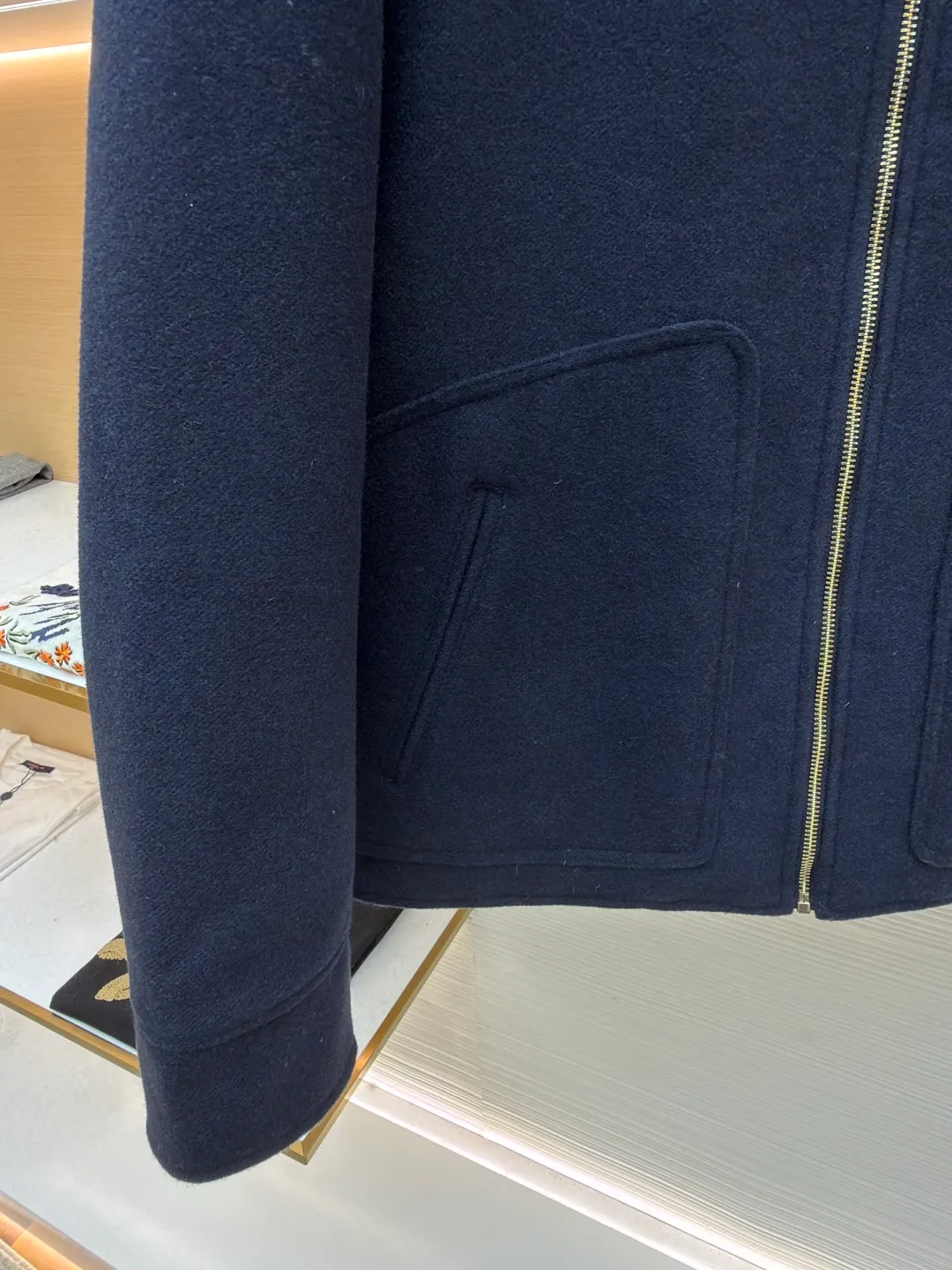 MIUMIU shearling collar embroidered woolen cotton jacket ●Original version: 43702 purchased and developed ●Item number: 1681799-c75 ●Fabric: wool washed fabric ●Technology: laser cutting and shaping ●Color: navy blue ●Version: fitted version ●Weight: about 1440 grams ●Size: 46-48-50-52 ●Description: Made of washed wool fabric treated with special finishing process. The wool fiber becomes more supple through washing, which greatly reduces the irritation that traditional wool may cause, allowing it to be worn directly next to the body with high comfort. At the same time, a uniform and slight velvety layer is formed on the surface. This "distressed" effect gives the fabric a casual, casual, unintentional fashion style, avoiding the overly formal and stiff feeling of traditional wool clothing. The natural elasticity and resilience of wool fiber remain after washing, making the clothes less likely to deform and maintaining a good silhouette for a long time. The letter embroidery patches are laser cut and shaped to create an embossed texture and clear fonts. Each patch undergoes 5 layers of anti-wrinkle treatment to ensure that it retains its original shape after washing, enhancing visual recognition. Using quilted cannage pattern, the seamstress precisely adjusts the speed of the machine and stitch density, so that the stitches are smooth and even during the operation. After completion, regular diagonal quilting lines will be formed, which will inadvertently enhance the overall texture when putting it on and taking it off. The overall wiring is straight and delicate, the fabric is comfortable and soft, and the color is consistent without color difference. It can be matched with the same style to create a fashionable look and control various occasions. Customized accessories, complete with three standards, same style for men and women!