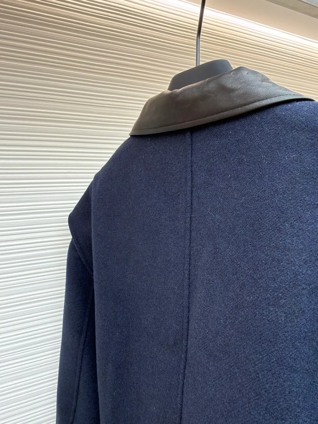 MIUMIU shearling collar embroidered woolen cotton jacket ●Original version: 43702 purchased and developed ●Item number: 1681799-c75 ●Fabric: wool washed fabric ●Technology: laser cutting and shaping ●Color: navy blue ●Version: fitted version ●Weight: about 1440 grams ●Size: 46-48-50-52 ●Description: Made of washed wool fabric treated with special finishing process. The wool fiber becomes more supple through washing, which greatly reduces the irritation that traditional wool may cause, allowing it to be worn directly next to the body with high comfort. At the same time, a uniform and slight velvety layer is formed on the surface. This "distressed" effect gives the fabric a casual, casual, unintentional fashion style, avoiding the overly formal and stiff feeling of traditional wool clothing. The natural elasticity and resilience of wool fiber remain after washing, making the clothes less likely to deform and maintaining a good silhouette for a long time. The letter embroidery patches are laser cut and shaped to create an embossed texture and clear fonts. Each patch undergoes 5 layers of anti-wrinkle treatment to ensure that it retains its original shape after washing, enhancing visual recognition. Using quilted cannage pattern, the seamstress precisely adjusts the speed of the machine and stitch density, so that the stitches are smooth and even during the operation. After completion, regular diagonal quilting lines will be formed, which will inadvertently enhance the overall texture when putting it on and taking it off. The overall wiring is straight and delicate, the fabric is comfortable and soft, and the color is consistent without color difference. It can be matched with the same style to create a fashionable look and control various occasions. Customized accessories, complete with three standards, same style for men and women!