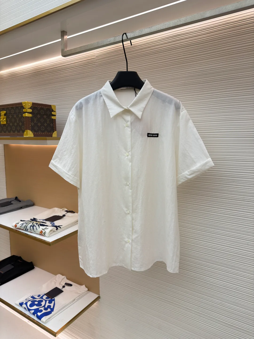 MIUMIU logo short-sleeved shirt ●Original version: Purchased and developed for 8400 ●Item number: 1682456-A30 ●Fabric: cotton and linen plain weave fabric ●Technology: side-turned embedded stitching ●Color: white ●Version: fitted version ●Weight: about 200 grams ●Size: 40-42-44-46 ●Description: Customized Yunrou cotton and linen plain weave fabric with excellent texture, comfortable and skin-friendly, a touch of simple white, pure as ever Elegant and elegant, cleverly embellished with MiuMiu embroidery decoration on the chest, elegant lines outline the neck style, blooming charm in a low-key manner, a must-have item for all-purpose wear, the hand-drawn infrared line logo is assisted by infrared technology to achieve precise positioning and marking of the logo label position, which retains the fineness and flexibility of hand-sewing. The use of side-turning and embedded stitching technology can provide high-quality stitching results, which are smooth and tidy. The fabrics have been sand-washed, have a better hand feel, are not easy to deform, are not easy to shrink, are not easy to fade, and maintain long-term beauty. The overall wiring is straight and delicate, the fabric is comfortable and soft, and the color is consistent without color difference. It can be matched with the same style to create a fashionable look and control various occasions. Customized accessories, complete with three standards, same style for men and women!