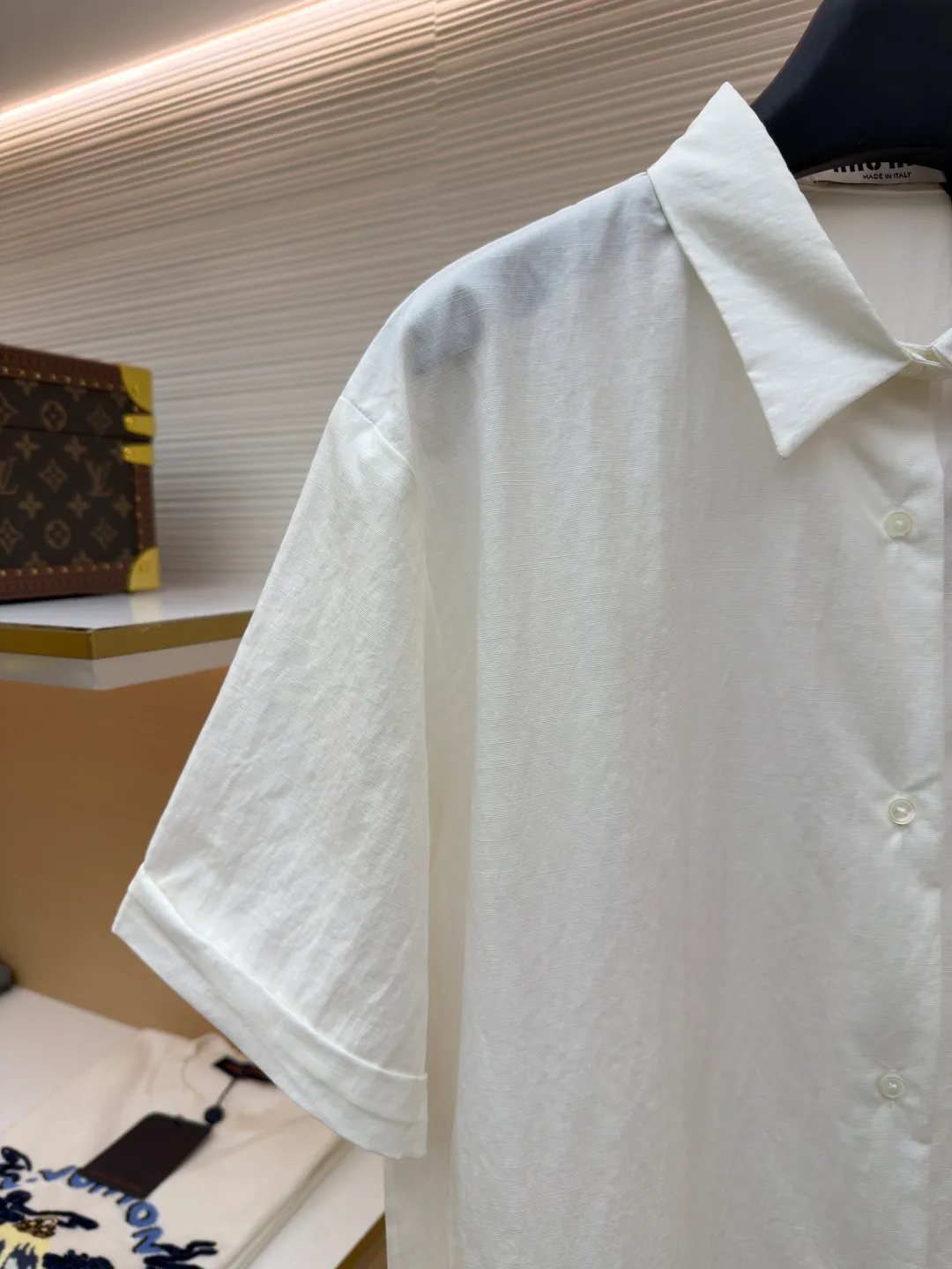 MIUMIU logo short-sleeved shirt ●Original version: Purchased and developed for 8400 ●Item number: 1682456-A30 ●Fabric: cotton and linen plain weave fabric ●Technology: side-turned embedded stitching ●Color: white ●Version: fitted version ●Weight: about 200 grams ●Size: 40-42-44-46 ●Description: Customized Yunrou cotton and linen plain weave fabric with excellent texture, comfortable and skin-friendly, a touch of simple white, pure as ever Elegant and elegant, cleverly embellished with MiuMiu embroidery decoration on the chest, elegant lines outline the neck style, blooming charm in a low-key manner, a must-have item for all-purpose wear, the hand-drawn infrared line logo is assisted by infrared technology to achieve precise positioning and marking of the logo label position, which retains the fineness and flexibility of hand-sewing. The use of side-turning and embedded stitching technology can provide high-quality stitching results, which are smooth and tidy. The fabrics have been sand-washed, have a better hand feel, are not easy to deform, are not easy to shrink, are not easy to fade, and maintain long-term beauty. The overall wiring is straight and delicate, the fabric is comfortable and soft, and the color is consistent without color difference. It can be matched with the same style to create a fashionable look and control various occasions. Customized accessories, complete with three standards, same style for men and women!
