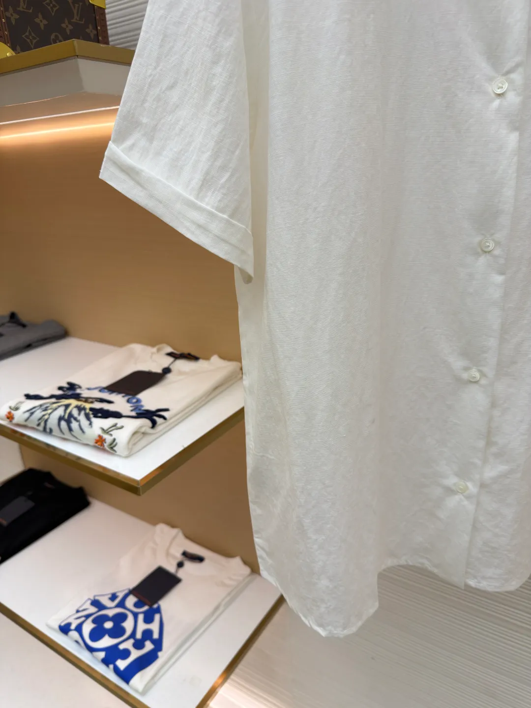 MIUMIU logo short-sleeved shirt ●Original version: Purchased and developed for 8400 ●Item number: 1682456-A30 ●Fabric: cotton and linen plain weave fabric ●Technology: side-turned embedded stitching ●Color: white ●Version: fitted version ●Weight: about 200 grams ●Size: 40-42-44-46 ●Description: Customized Yunrou cotton and linen plain weave fabric with excellent texture, comfortable and skin-friendly, a touch of simple white, pure as ever Elegant and elegant, cleverly embellished with MiuMiu embroidery decoration on the chest, elegant lines outline the neck style, blooming charm in a low-key manner, a must-have item for all-purpose wear, the hand-drawn infrared line logo is assisted by infrared technology to achieve precise positioning and marking of the logo label position, which retains the fineness and flexibility of hand-sewing. The use of side-turning and embedded stitching technology can provide high-quality stitching results, which are smooth and tidy. The fabrics have been sand-washed, have a better hand feel, are not easy to deform, are not easy to shrink, are not easy to fade, and maintain long-term beauty. The overall wiring is straight and delicate, the fabric is comfortable and soft, and the color is consistent without color difference. It can be matched with the same style to create a fashionable look and control various occasions. Customized accessories, complete with three standards, same style for men and women!