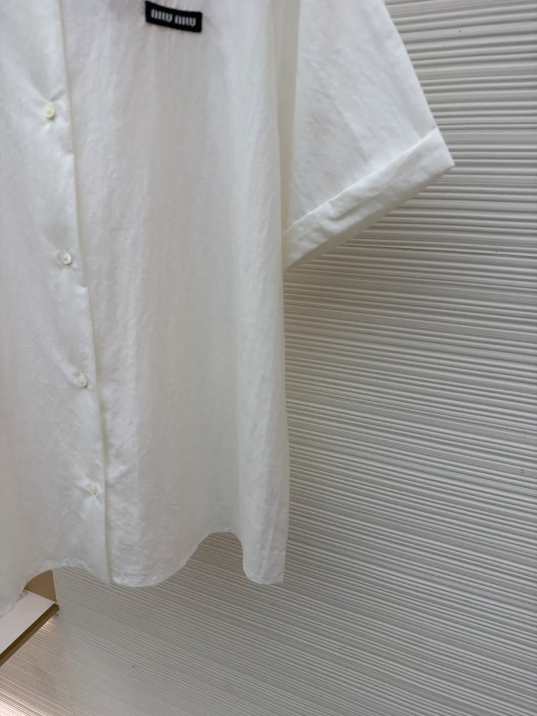 MIUMIU logo short-sleeved shirt ●Original version: Purchased and developed for 8400 ●Item number: 1682456-A30 ●Fabric: cotton and linen plain weave fabric ●Technology: side-turned embedded stitching ●Color: white ●Version: fitted version ●Weight: about 200 grams ●Size: 40-42-44-46 ●Description: Customized Yunrou cotton and linen plain weave fabric with excellent texture, comfortable and skin-friendly, a touch of simple white, pure as ever Elegant and elegant, cleverly embellished with MiuMiu embroidery decoration on the chest, elegant lines outline the neck style, blooming charm in a low-key manner, a must-have item for all-purpose wear, the hand-drawn infrared line logo is assisted by infrared technology to achieve precise positioning and marking of the logo label position, which retains the fineness and flexibility of hand-sewing. The use of side-turning and embedded stitching technology can provide high-quality stitching results, which are smooth and tidy. The fabrics have been sand-washed, have a better hand feel, are not easy to deform, are not easy to shrink, are not easy to fade, and maintain long-term beauty. The overall wiring is straight and delicate, the fabric is comfortable and soft, and the color is consistent without color difference. It can be matched with the same style to create a fashionable look and control various occasions. Customized accessories, complete with three standards, same style for men and women!