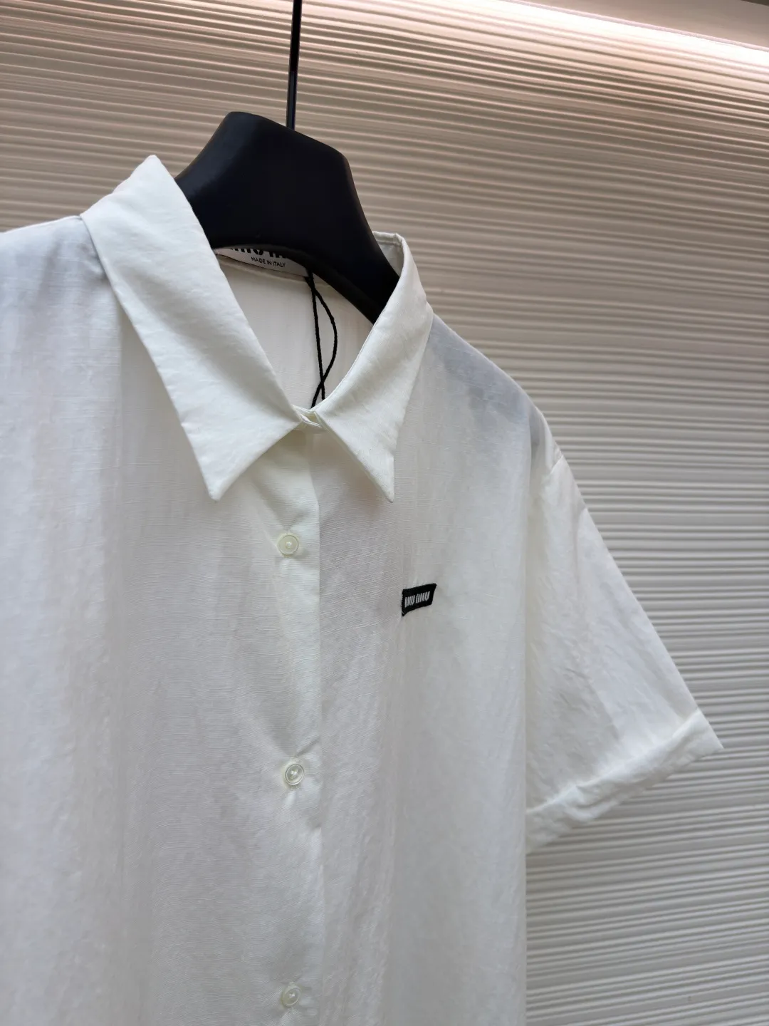 MIUMIU logo short-sleeved shirt ●Original version: Purchased and developed for 8400 ●Item number: 1682456-A30 ●Fabric: cotton and linen plain weave fabric ●Technology: side-turned embedded stitching ●Color: white ●Version: fitted version ●Weight: about 200 grams ●Size: 40-42-44-46 ●Description: Customized Yunrou cotton and linen plain weave fabric with excellent texture, comfortable and skin-friendly, a touch of simple white, pure as ever Elegant and elegant, cleverly embellished with MiuMiu embroidery decoration on the chest, elegant lines outline the neck style, blooming charm in a low-key manner, a must-have item for all-purpose wear, the hand-drawn infrared line logo is assisted by infrared technology to achieve precise positioning and marking of the logo label position, which retains the fineness and flexibility of hand-sewing. The use of side-turning and embedded stitching technology can provide high-quality stitching results, which are smooth and tidy. The fabrics have been sand-washed, have a better hand feel, are not easy to deform, are not easy to shrink, are not easy to fade, and maintain long-term beauty. The overall wiring is straight and delicate, the fabric is comfortable and soft, and the color is consistent without color difference. It can be matched with the same style to create a fashionable look and control various occasions. Customized accessories, complete with three standards, same style for men and women!