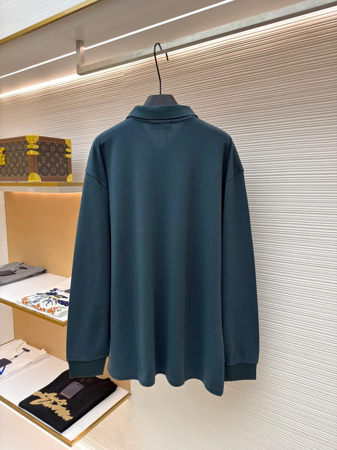 MIUMIU cotton pique POLO shirt ●Original version: purchased and developed at 6890 ●Item number: 1681423-A55 ●Fabric: pique cotton fabric ●Technology: embroidery production ●Color: dark green ●Version: Fitted version ●Weight: about 350 grams ●Size: S-M-L-XL ●Description: This POLO shirt is made of high-density pique cotton fabric, which feels crisp and has good breathability. The POLO collar design uses double-needle hemming + three-dimensional stitching technology to make the collar flat, stylish and fit the neck. The placket buttons are custom-made white pearl buttons, which create a delicate contrast with the dark green fabric. They are sewn with precise alignment for smooth opening and closing. The brand logo on the chest uses high-density embroidery technology, and the letter texture is clear and closely fits the fabric. The cuffs are made of ribbed knitting, which fits the wrist tightly and has excellent elasticity. The overall cut is a loose shoulder-drop version, and the multi-piece structural splicing ensures comfort and freedom when wearing. The length design takes into account both fashion and practicality. The fabric has been dyed through an environmentally friendly dyeing process. The dark green color is uniform and has high color fastness. It is a daily boutique that combines classic POLO styles with high-end embroidery technology. It has both elegant style and wearing comfort. The overall wiring is straight and delicate, the fabric is comfortable and soft, and the color is consistent without color difference. It can be matched with the same style to create a fashionable look and control various occasions. Customized accessories, complete with three standards, same style for men and women!