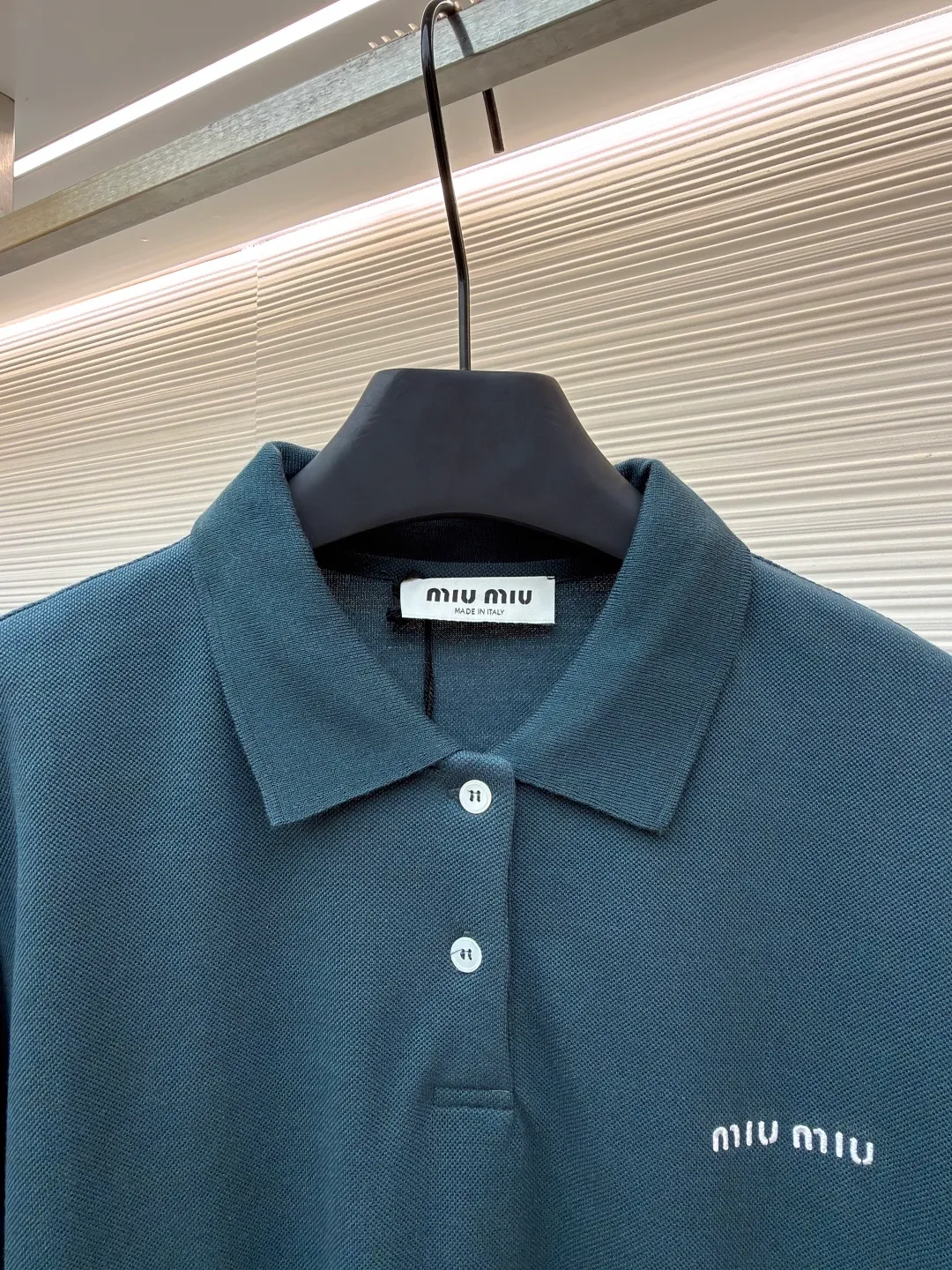 MIUMIU cotton pique POLO shirt ●Original version: purchased and developed at 6890 ●Item number: 1681423-A55 ●Fabric: pique cotton fabric ●Technology: embroidery production ●Color: dark green ●Version: Fitted version ●Weight: about 350 grams ●Size: S-M-L-XL ●Description: This POLO shirt is made of high-density pique cotton fabric, which feels crisp and has good breathability. The POLO collar design uses double-needle hemming + three-dimensional stitching technology to make the collar flat, stylish and fit the neck. The placket buttons are custom-made white pearl buttons, which create a delicate contrast with the dark green fabric. They are sewn with precise alignment for smooth opening and closing. The brand logo on the chest uses high-density embroidery technology, and the letter texture is clear and closely fits the fabric. The cuffs are made of ribbed knitting, which fits the wrist tightly and has excellent elasticity. The overall cut is a loose shoulder-drop version, and the multi-piece structural splicing ensures comfort and freedom when wearing. The length design takes into account both fashion and practicality. The fabric has been dyed through an environmentally friendly dyeing process. The dark green color is uniform and has high color fastness. It is a daily boutique that combines classic POLO styles with high-end embroidery technology. It has both elegant style and wearing comfort. The overall wiring is straight and delicate, the fabric is comfortable and soft, and the color is consistent without color difference. It can be matched with the same style to create a fashionable look and control various occasions. Customized accessories, complete with three standards, same style for men and women!