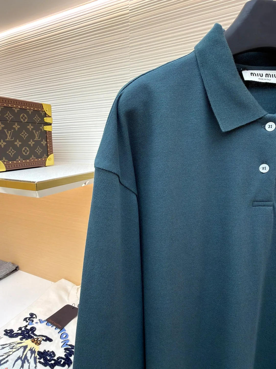 MIUMIU cotton pique POLO shirt ●Original version: purchased and developed at 6890 ●Item number: 1681423-A55 ●Fabric: pique cotton fabric ●Technology: embroidery production ●Color: dark green ●Version: Fitted version ●Weight: about 350 grams ●Size: S-M-L-XL ●Description: This POLO shirt is made of high-density pique cotton fabric, which feels crisp and has good breathability. The POLO collar design uses double-needle hemming + three-dimensional stitching technology to make the collar flat, stylish and fit the neck. The placket buttons are custom-made white pearl buttons, which create a delicate contrast with the dark green fabric. They are sewn with precise alignment for smooth opening and closing. The brand logo on the chest uses high-density embroidery technology, and the letter texture is clear and closely fits the fabric. The cuffs are made of ribbed knitting, which fits the wrist tightly and has excellent elasticity. The overall cut is a loose shoulder-drop version, and the multi-piece structural splicing ensures comfort and freedom when wearing. The length design takes into account both fashion and practicality. The fabric has been dyed through an environmentally friendly dyeing process. The dark green color is uniform and has high color fastness. It is a daily boutique that combines classic POLO styles with high-end embroidery technology. It has both elegant style and wearing comfort. The overall wiring is straight and delicate, the fabric is comfortable and soft, and the color is consistent without color difference. It can be matched with the same style to create a fashionable look and control various occasions. Customized accessories, complete with three standards, same style for men and women!