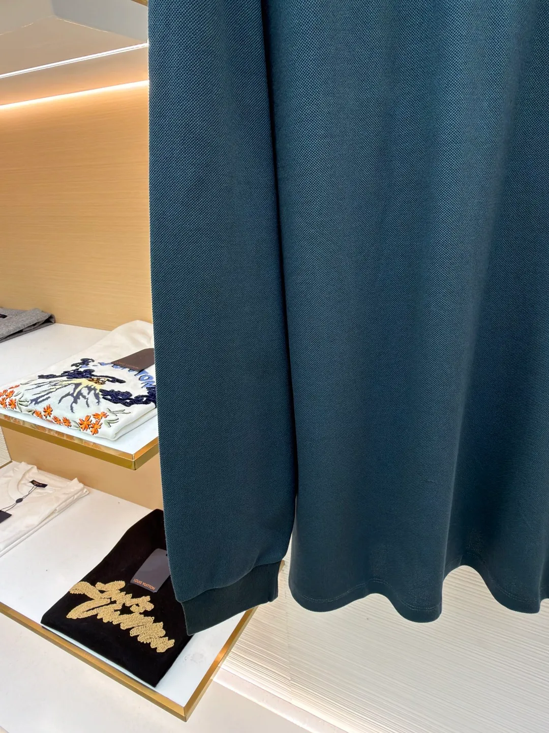 MIUMIU cotton pique POLO shirt ●Original version: purchased and developed at 6890 ●Item number: 1681423-A55 ●Fabric: pique cotton fabric ●Technology: embroidery production ●Color: dark green ●Version: Fitted version ●Weight: about 350 grams ●Size: S-M-L-XL ●Description: This POLO shirt is made of high-density pique cotton fabric, which feels crisp and has good breathability. The POLO collar design uses double-needle hemming + three-dimensional stitching technology to make the collar flat, stylish and fit the neck. The placket buttons are custom-made white pearl buttons, which create a delicate contrast with the dark green fabric. They are sewn with precise alignment for smooth opening and closing. The brand logo on the chest uses high-density embroidery technology, and the letter texture is clear and closely fits the fabric. The cuffs are made of ribbed knitting, which fits the wrist tightly and has excellent elasticity. The overall cut is a loose shoulder-drop version, and the multi-piece structural splicing ensures comfort and freedom when wearing. The length design takes into account both fashion and practicality. The fabric has been dyed through an environmentally friendly dyeing process. The dark green color is uniform and has high color fastness. It is a daily boutique that combines classic POLO styles with high-end embroidery technology. It has both elegant style and wearing comfort. The overall wiring is straight and delicate, the fabric is comfortable and soft, and the color is consistent without color difference. It can be matched with the same style to create a fashionable look and control various occasions. Customized accessories, complete with three standards, same style for men and women!