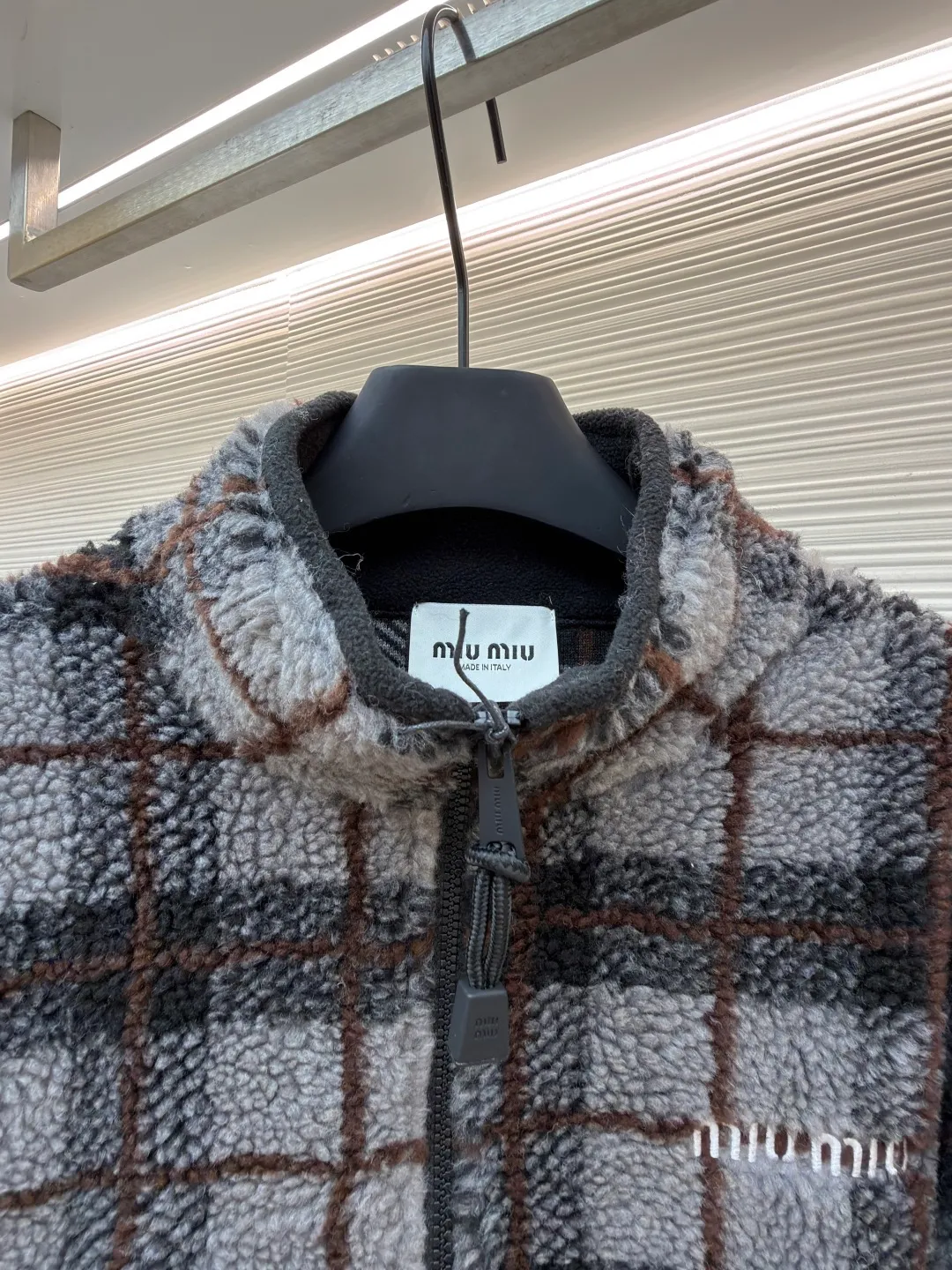 MIUMIU sherpa plaid embroidered zipper jacket ●Original version: Purchased and developed in 20100 ●Item number: 1682023-B25 ●Fabric: wool fabric ●Technology: embroidery production ●Color: gray ●Type: fitted version ●Weight: about 770 grams ●Size: S-M-L-XL ●Description: Made of 80% wool, 20% cotton. This fabric is originally woven and dyed, 100% restored. The lining pocket fabric is made of 100% nylon material and the back collar is matched with 100% wool teddy fleece. The zipper is made of nylon and rubber teeth, and the pull teeth are made of European rubber teeth. The hem has an original engraved elastic buckle. The embroidery adopts 3D three-dimensional embroidery technology, and the embroidered logo is full and three-dimensional. Presenting high-end visual effects. The classic jacket is reinterpreted here, with wool added for added thickness and softness. The classic plaid pattern draws inspiration from menswear style, reinterpreting the style code of sporty femininity. Oversize version. Unlined long-sleeved stand collar. Front zippered side pockets. Double-ended crochet hem. Embroidered logo. The overall wiring is straight and delicate, the fabric is comfortable and soft, and the color is consistent without color difference. It can be matched with the same style to create a fashionable look and control various occasions. Customized accessories, complete with three standards, same style for men and women!