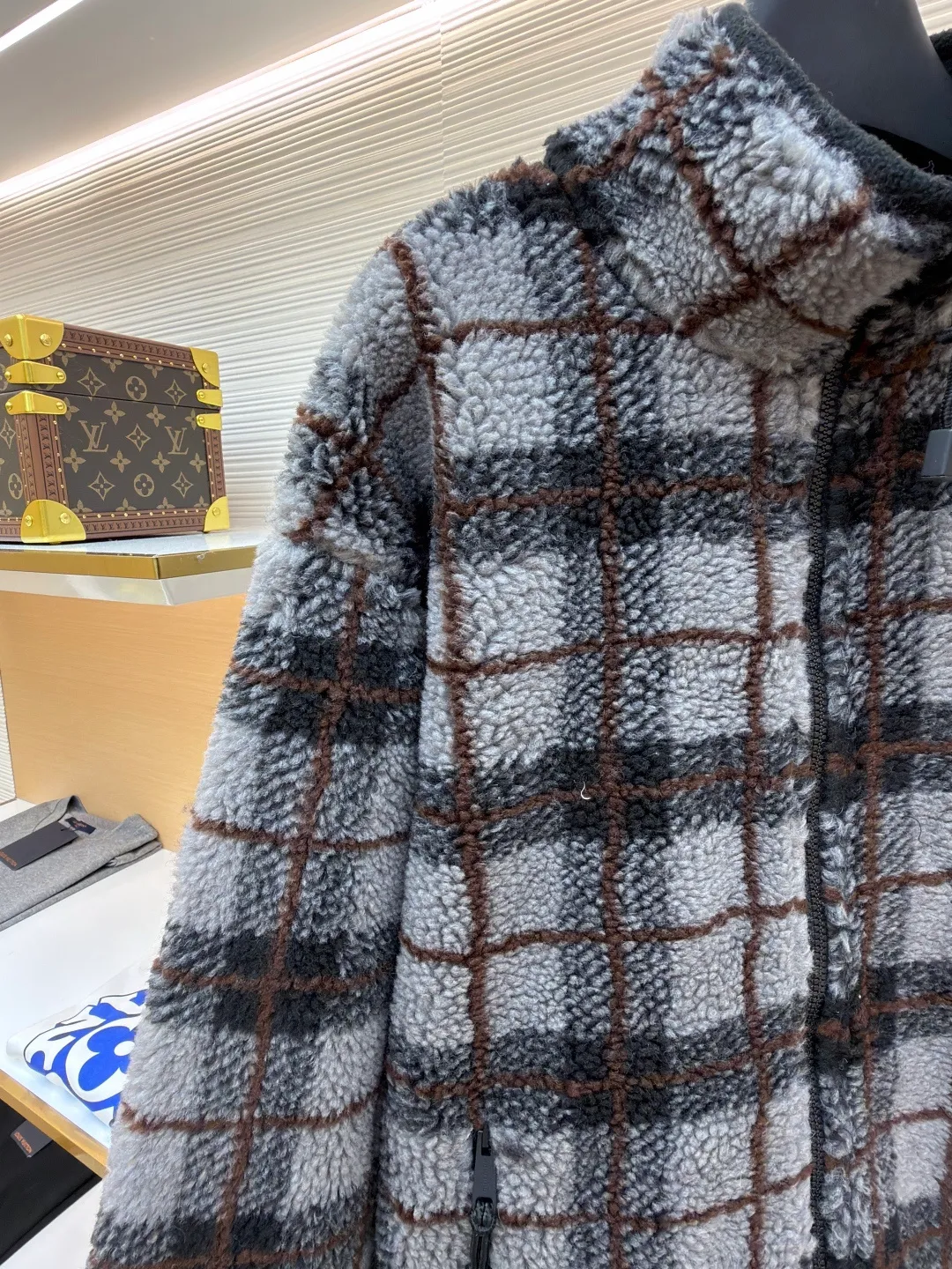 MIUMIU sherpa plaid embroidered zipper jacket ●Original version: Purchased and developed in 20100 ●Item number: 1682023-B25 ●Fabric: wool fabric ●Technology: embroidery production ●Color: gray ●Type: fitted version ●Weight: about 770 grams ●Size: S-M-L-XL ●Description: Made of 80% wool, 20% cotton. This fabric is originally woven and dyed, 100% restored. The lining pocket fabric is made of 100% nylon material and the back collar is matched with 100% wool teddy fleece. The zipper is made of nylon and rubber teeth, and the pull teeth are made of European rubber teeth. The hem has an original engraved elastic buckle. The embroidery adopts 3D three-dimensional embroidery technology, and the embroidered logo is full and three-dimensional. Presenting high-end visual effects. The classic jacket is reinterpreted here, with wool added for added thickness and softness. The classic plaid pattern draws inspiration from menswear style, reinterpreting the style code of sporty femininity. Oversize version. Unlined long-sleeved stand collar. Front zippered side pockets. Double-ended crochet hem. Embroidered logo. The overall wiring is straight and delicate, the fabric is comfortable and soft, and the color is consistent without color difference. It can be matched with the same style to create a fashionable look and control various occasions. Customized accessories, complete with three standards, same style for men and women!