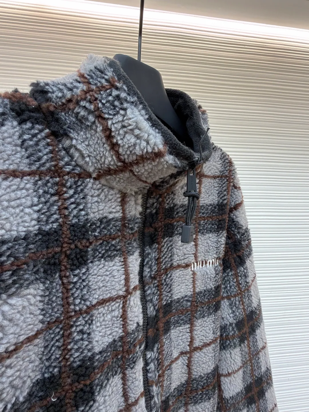 MIUMIU sherpa plaid embroidered zipper jacket ●Original version: Purchased and developed in 20100 ●Item number: 1682023-B25 ●Fabric: wool fabric ●Technology: embroidery production ●Color: gray ●Type: fitted version ●Weight: about 770 grams ●Size: S-M-L-XL ●Description: Made of 80% wool, 20% cotton. This fabric is originally woven and dyed, 100% restored. The lining pocket fabric is made of 100% nylon material and the back collar is matched with 100% wool teddy fleece. The zipper is made of nylon and rubber teeth, and the pull teeth are made of European rubber teeth. The hem has an original engraved elastic buckle. The embroidery adopts 3D three-dimensional embroidery technology, and the embroidered logo is full and three-dimensional. Presenting high-end visual effects. The classic jacket is reinterpreted here, with wool added for added thickness and softness. The classic plaid pattern draws inspiration from menswear style, reinterpreting the style code of sporty femininity. Oversize version. Unlined long-sleeved stand collar. Front zippered side pockets. Double-ended crochet hem. Embroidered logo. The overall wiring is straight and delicate, the fabric is comfortable and soft, and the color is consistent without color difference. It can be matched with the same style to create a fashionable look and control various occasions. Customized accessories, complete with three standards, same style for men and women!