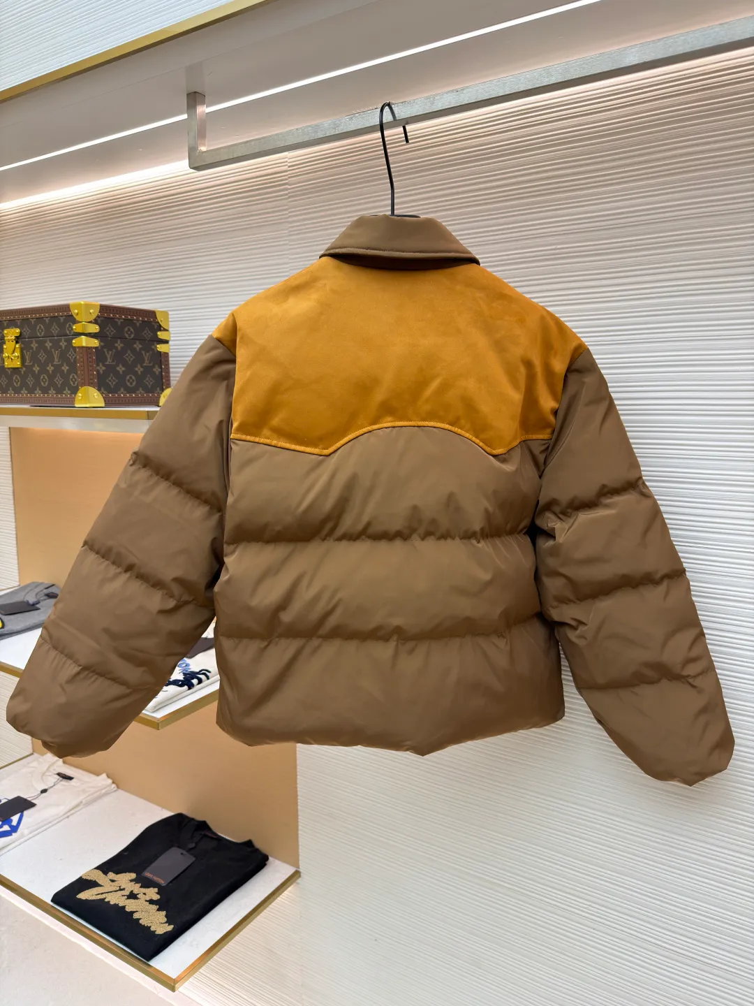 MIUMIU flocked splicing lapel down jacket ●Original version: Purchased and developed for 23599 ●Item number: 1681920-C10 ●Fabric: white duck down fabric ●Technology: embossed flocking ●Color: brown ●Version: fitted version ●Weight: about 695 grams ●Size: S-M-L ●Description: This style is Miu Miu-style spliced down jacket uses collision splicing technology: the main body is made of high-density matte nylon fabric, which is wind-resistant and anti-sand velvet; the collar and front chest area are spliced with fine suede, and the diagonal stitching is used to enhance the texture contrast. The filling is made of high-fill white duck down, and the segmented down filling process ensures an even amount of down in each grid, with a fill power of 600+; the placket is designed with metal snaps and a built-in concealed buckle for double temperature locking. The "MIU MIU" logo on the front chest adopts embossed flocking technology, which has a three-dimensional touch and is not easy to fall off; the cuffs and hem are elasticized to fit the body shape. The overall stitching uses anti-drilling velvet hemming needles, and the pockets are obliquely inserted invisible pockets, taking into account both beauty and practicality. It is a fashionable style that is lightweight and warm in autumn and winter. The overall wiring is straight and delicate, the fabric is comfortable and soft, and the color is consistent without color difference. It can be matched with the same style to create a fashionable look and control various occasions. Customized accessories, complete with three standards, same style for men and women!