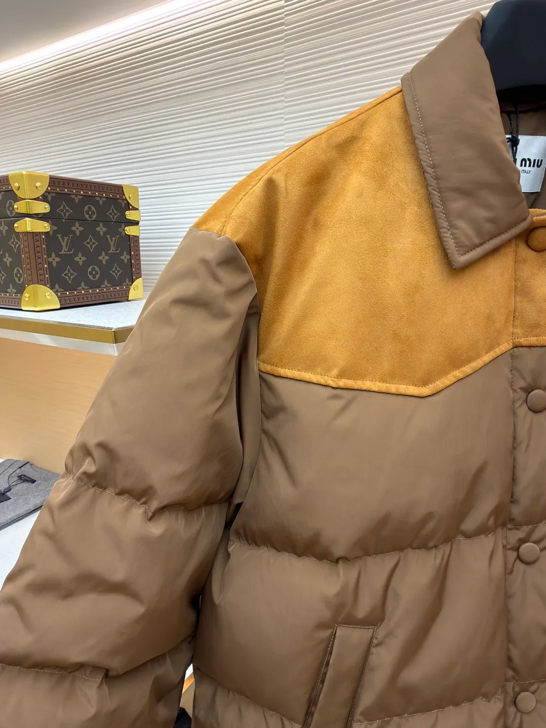 MIUMIU flocked splicing lapel down jacket ●Original version: Purchased and developed for 23599 ●Item number: 1681920-C10 ●Fabric: white duck down fabric ●Technology: embossed flocking ●Color: brown ●Version: fitted version ●Weight: about 695 grams ●Size: S-M-L ●Description: This style is Miu Miu-style spliced down jacket uses collision splicing technology: the main body is made of high-density matte nylon fabric, which is wind-resistant and anti-sand velvet; the collar and front chest area are spliced with fine suede, and the diagonal stitching is used to enhance the texture contrast. The filling is made of high-fill white duck down, and the segmented down filling process ensures an even amount of down in each grid, with a fill power of 600+; the placket is designed with metal snaps and a built-in concealed buckle for double temperature locking. The "MIU MIU" logo on the front chest adopts embossed flocking technology, which has a three-dimensional touch and is not easy to fall off; the cuffs and hem are elasticized to fit the body shape. The overall stitching uses anti-drilling velvet hemming needles, and the pockets are obliquely inserted invisible pockets, taking into account both beauty and practicality. It is a fashionable style that is lightweight and warm in autumn and winter. The overall wiring is straight and delicate, the fabric is comfortable and soft, and the color is consistent without color difference. It can be matched with the same style to create a fashionable look and control various occasions. Customized accessories, complete with three standards, same style for men and women!