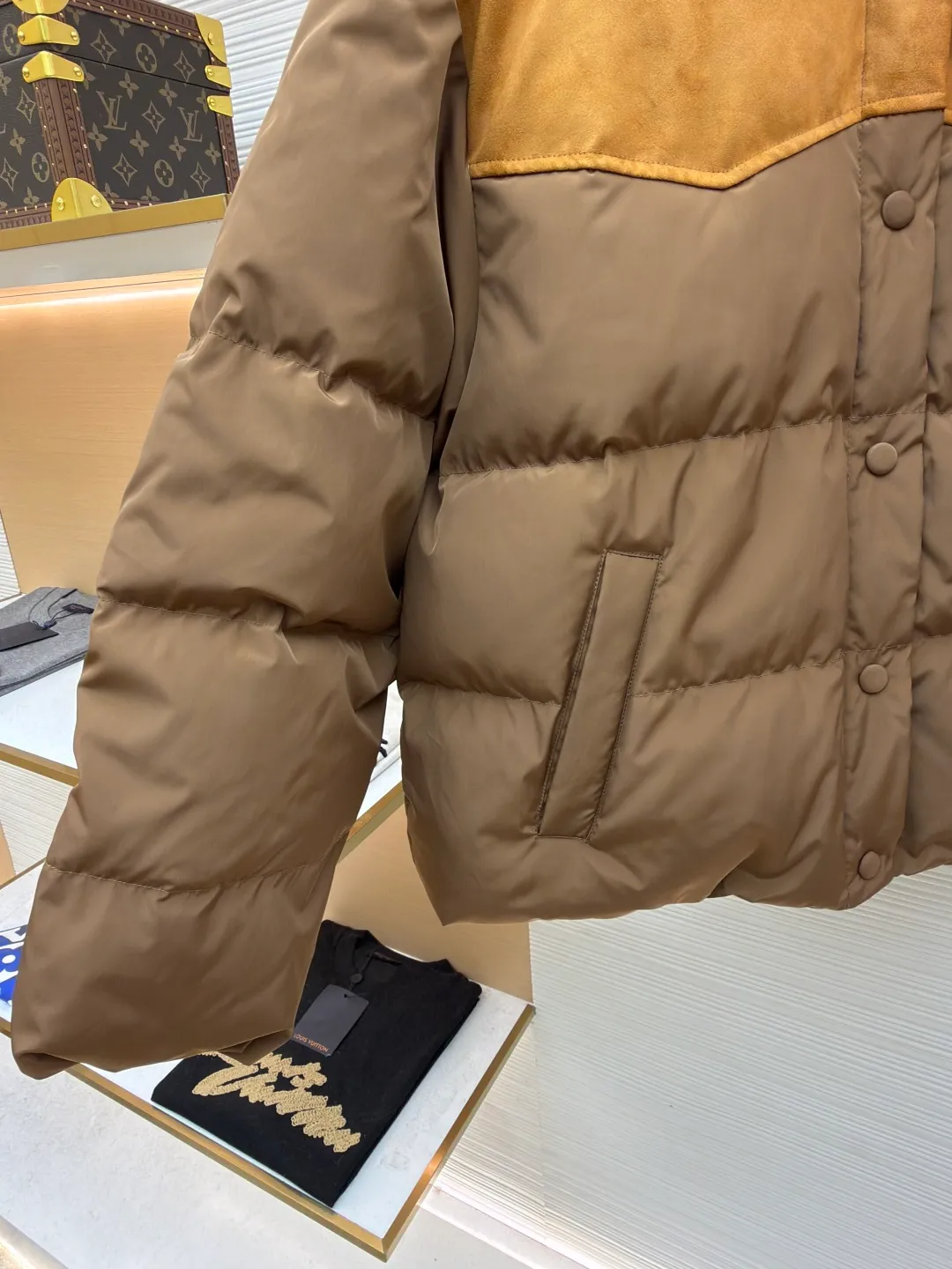 MIUMIU flocked splicing lapel down jacket ●Original version: Purchased and developed for 23599 ●Item number: 1681920-C10 ●Fabric: white duck down fabric ●Technology: embossed flocking ●Color: brown ●Version: fitted version ●Weight: about 695 grams ●Size: S-M-L ●Description: This style is Miu Miu-style spliced down jacket uses collision splicing technology: the main body is made of high-density matte nylon fabric, which is wind-resistant and anti-sand velvet; the collar and front chest area are spliced with fine suede, and the diagonal stitching is used to enhance the texture contrast. The filling is made of high-fill white duck down, and the segmented down filling process ensures an even amount of down in each grid, with a fill power of 600+; the placket is designed with metal snaps and a built-in concealed buckle for double temperature locking. The "MIU MIU" logo on the front chest adopts embossed flocking technology, which has a three-dimensional touch and is not easy to fall off; the cuffs and hem are elasticized to fit the body shape. The overall stitching uses anti-drilling velvet hemming needles, and the pockets are obliquely inserted invisible pockets, taking into account both beauty and practicality. It is a fashionable style that is lightweight and warm in autumn and winter. The overall wiring is straight and delicate, the fabric is comfortable and soft, and the color is consistent without color difference. It can be matched with the same style to create a fashionable look and control various occasions. Customized accessories, complete with three standards, same style for men and women!