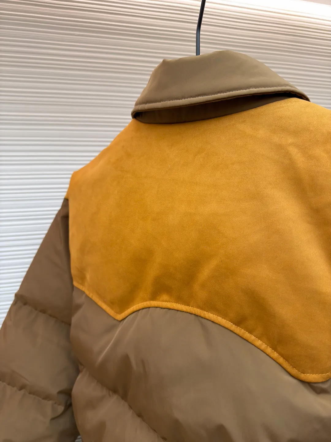 MIUMIU flocked splicing lapel down jacket ●Original version: Purchased and developed for 23599 ●Item number: 1681920-C10 ●Fabric: white duck down fabric ●Technology: embossed flocking ●Color: brown ●Version: fitted version ●Weight: about 695 grams ●Size: S-M-L ●Description: This style is Miu Miu-style spliced down jacket uses collision splicing technology: the main body is made of high-density matte nylon fabric, which is wind-resistant and anti-sand velvet; the collar and front chest area are spliced with fine suede, and the diagonal stitching is used to enhance the texture contrast. The filling is made of high-fill white duck down, and the segmented down filling process ensures an even amount of down in each grid, with a fill power of 600+; the placket is designed with metal snaps and a built-in concealed buckle for double temperature locking. The "MIU MIU" logo on the front chest adopts embossed flocking technology, which has a three-dimensional touch and is not easy to fall off; the cuffs and hem are elasticized to fit the body shape. The overall stitching uses anti-drilling velvet hemming needles, and the pockets are obliquely inserted invisible pockets, taking into account both beauty and practicality. It is a fashionable style that is lightweight and warm in autumn and winter. The overall wiring is straight and delicate, the fabric is comfortable and soft, and the color is consistent without color difference. It can be matched with the same style to create a fashionable look and control various occasions. Customized accessories, complete with three standards, same style for men and women!