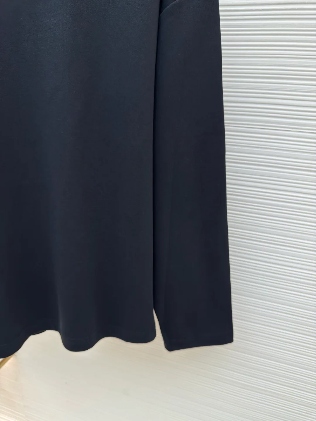 MIU MIU embroidered burnt logo long sleeves ●Authentic product: Purchased and developed at 7400 ●Item number: 1680466-A10 ●Fabric: pure cotton fabric ●Technology: laser cutting ●Version: loose fit ●Weight: about 495 grams ●Size: S-M-L-XL ●Description: Made of 320 grams of trendy brand double-sided, expanded with 2*2 double yarn threads, the MiuMiu cloth label is laser cut, and the manual hand sticker is laser positioned. Embroidery is done after computer positioning. Expressing a maverick attitude, this relaxed cotton T-shirt features the signature tonal Miu Miu logo. Oversize lines convey a leisurely and comfortable femininity. The overall wiring is straight and delicate, the fabric is comfortable and soft, and the color is consistent without color difference. It can be matched with the same style to create a fashionable look and control various occasions. Customized accessories, complete with three standards, same style for men and women!