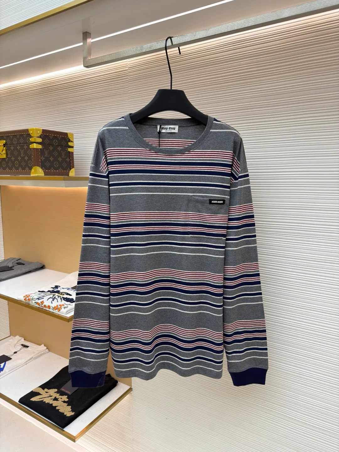 MIUMIU red, white and gray striped round neck long sleeves ●Original version: Purchased and developed for 6999 ●Item number: 1681640-A15 ●Fabric: Jacquard striped knitted fabric ●Technology: Woolen production ●Color: red, white and gray ●Version: Fitted version ●Weight: about 265 grams ●Size: S-M-L-XL ●Description: Using 24S jacquard stripe technology special textile compact cotton , 185g; with 32S double yarn frame, 380g. The fabric is made of 24-count combed cotton yarn and processed through a compact spinning process, which makes the yarn fibers tightly arranged and significantly reduces impurities and hairiness. The fabric structure is denser and smoother. It not only feels delicate and smooth, but its wear resistance and anti-pilling properties are also far superior to ordinary cotton fabrics. The weight of the fabric ensures that the fabric has good durability while maintaining the natural breathability and skin-friendly properties of cotton. It is very suitable for spring, summer and transitional seasons, and achieves the unity of comfort and quality. The striped effect is achieved through plain knitting technology where colored yarns are alternately woven. This is different from later printing. The color is firm and long-lasting, and the striped edges are clear and neat. The design that combines simple stripes with the possible jacquard texture of the underlying fabric increases the visual layering, avoids monotony, and embodies the design idea of ​​finding sophistication in simplicity. The overall wiring is straight and delicate, the fabric is comfortable and soft, and the color is consistent without color difference. It can be matched with the same style to create a fashionable look and control various occasions. Customized accessories, complete with three standards, same style for men and women!