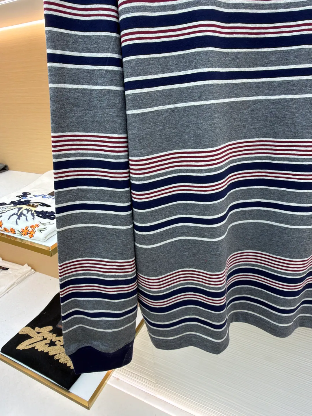 MIUMIU red, white and gray striped round neck long sleeves ●Original version: Purchased and developed for 6999 ●Item number: 1681640-A15 ●Fabric: Jacquard striped knitted fabric ●Technology: Woolen production ●Color: red, white and gray ●Version: Fitted version ●Weight: about 265 grams ●Size: S-M-L-XL ●Description: Using 24S jacquard stripe technology special textile compact cotton , 185g; with 32S double yarn frame, 380g. The fabric is made of 24-count combed cotton yarn and processed through a compact spinning process, which makes the yarn fibers tightly arranged and significantly reduces impurities and hairiness. The fabric structure is denser and smoother. It not only feels delicate and smooth, but its wear resistance and anti-pilling properties are also far superior to ordinary cotton fabrics. The weight of the fabric ensures that the fabric has good durability while maintaining the natural breathability and skin-friendly properties of cotton. It is very suitable for spring, summer and transitional seasons, and achieves the unity of comfort and quality. The striped effect is achieved through plain knitting technology where colored yarns are alternately woven. This is different from later printing. The color is firm and long-lasting, and the striped edges are clear and neat. The design that combines simple stripes with the possible jacquard texture of the underlying fabric increases the visual layering, avoids monotony, and embodies the design idea of ​​finding sophistication in simplicity. The overall wiring is straight and delicate, the fabric is comfortable and soft, and the color is consistent without color difference. It can be matched with the same style to create a fashionable look and control various occasions. Customized accessories, complete with three standards, same style for men and women!