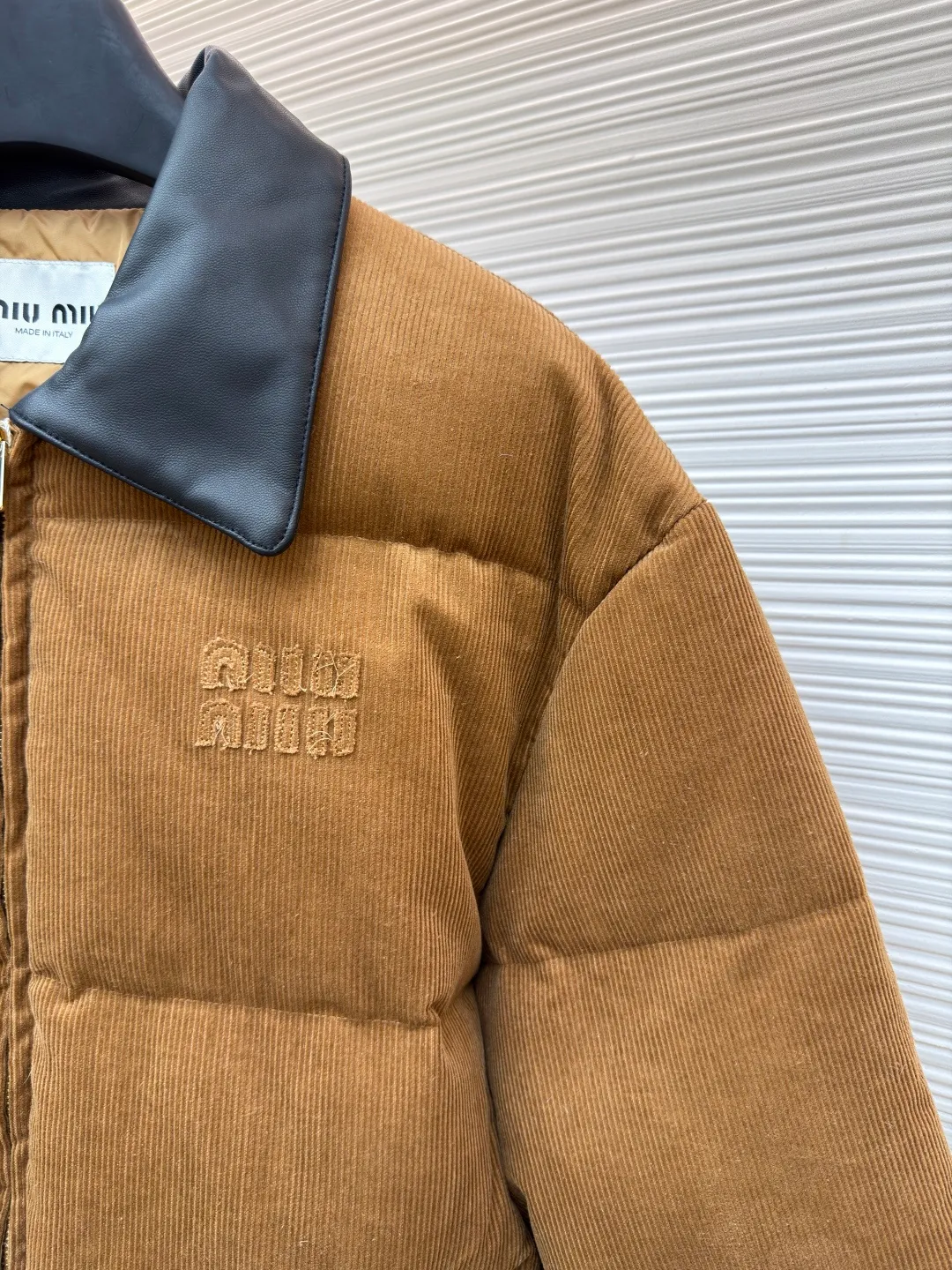 MIUMIU Leather collar patch embroidered corduroy down jacket [Women's clothing] ●Original version: purchased and developed by 22509 ●Item number: 1681469-D90 ●Fabric: white duck down fabric ●Technology: patch production ●Color: brown ●Version: fitted version ●Weight: about 1075 ●Size: S-M-L ●Description: Corduroy fabric made of 100% cotton fiber. The surface shows clear longitudinal velvet strips, and the concave and convex three-dimensional muscles are formed through the cutting process, giving the fabric a unique visual layering. The cotton fiber itself is moisture-absorbent and breathable, and combined with the suede structure of corduroy, it feels thick and soft. The air layer formed between the velvet strips can effectively isolate cold air, store body temperature, and improve the cold resistance effect. The lining is made of high-density weaving of 100% polyester fiber, with a thickness of 0.08mm to avoid increasing the overall weight and making it smooth to wear. The high-density weaving structure forms a wind resistance layer to protect the thermal efficiency of the thermal layer from loss. It can withstand the expansion pressure of down and prevent deformation and damage after long-term use. It uses 90 white duck down with a weight of 220g to ensure excellent thermal insulation performance. After strict screening and processing, the velvet is not easy to get drilled, ensuring durability. The overall wiring is straight and delicate, the fabric is comfortable and soft, and the color is consistent without color difference. It can be matched with the same style to create a fashionable look and control various occasions. Customized accessories, complete with three standards, same style for men and women!