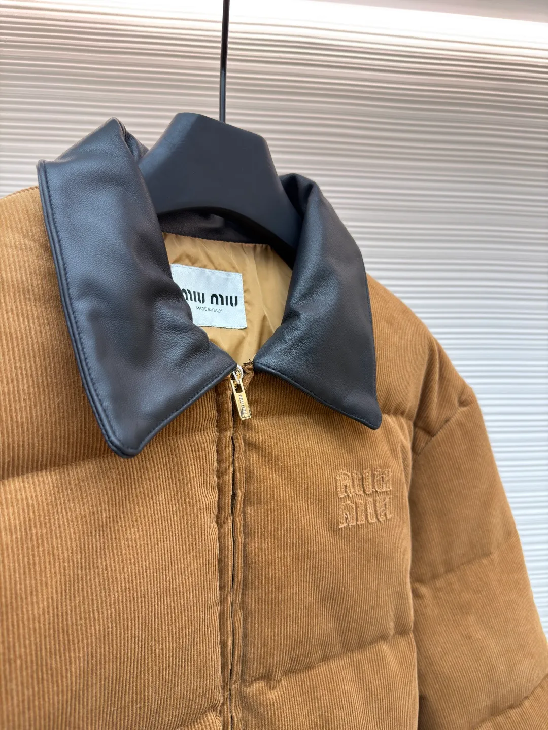 MIUMIU Leather collar patch embroidered corduroy down jacket [Women's clothing] ●Original version: purchased and developed by 22509 ●Item number: 1681469-D90 ●Fabric: white duck down fabric ●Technology: patch production ●Color: brown ●Version: fitted version ●Weight: about 1075 ●Size: S-M-L ●Description: Corduroy fabric made of 100% cotton fiber. The surface shows clear longitudinal velvet strips, and the concave and convex three-dimensional muscles are formed through the cutting process, giving the fabric a unique visual layering. The cotton fiber itself is moisture-absorbent and breathable, and combined with the suede structure of corduroy, it feels thick and soft. The air layer formed between the velvet strips can effectively isolate cold air, store body temperature, and improve the cold resistance effect. The lining is made of high-density weaving of 100% polyester fiber, with a thickness of 0.08mm to avoid increasing the overall weight and making it smooth to wear. The high-density weaving structure forms a wind resistance layer to protect the thermal efficiency of the thermal layer from loss. It can withstand the expansion pressure of down and prevent deformation and damage after long-term use. It uses 90 white duck down with a weight of 220g to ensure excellent thermal insulation performance. After strict screening and processing, the velvet is not easy to get drilled, ensuring durability. The overall wiring is straight and delicate, the fabric is comfortable and soft, and the color is consistent without color difference. It can be matched with the same style to create a fashionable look and control various occasions. Customized accessories, complete with three standards, same style for men and women!