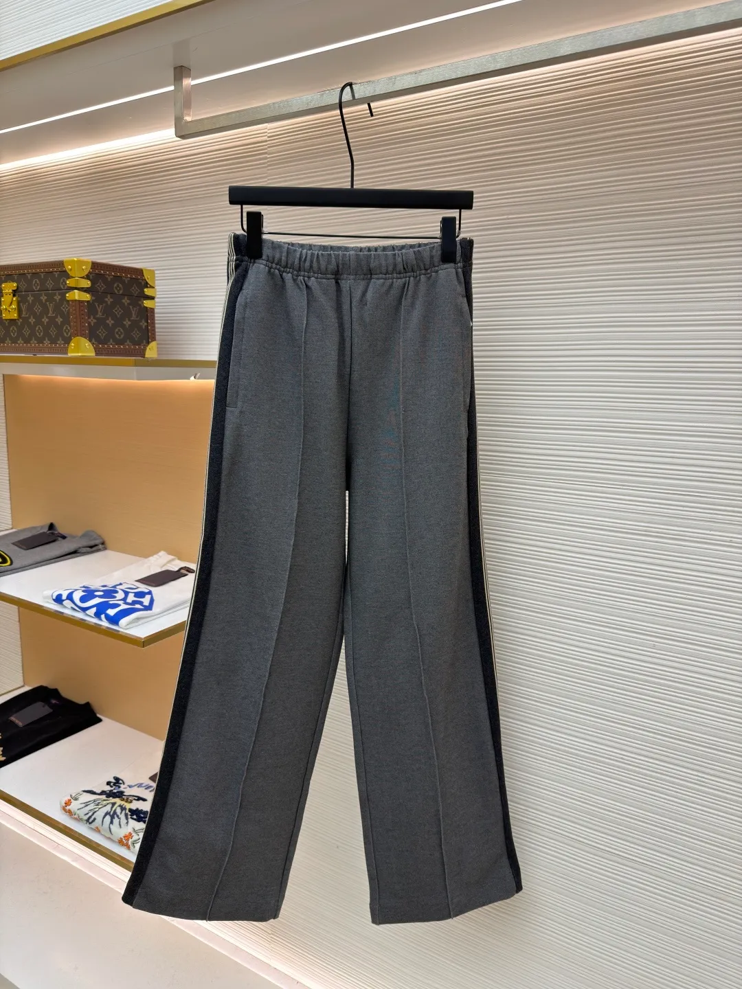 MIUMIU embroidered logo casual trousers ●Original version: Purchased and developed in 20300 ●Item number: 1682182-B25 ●Material: mercerized wool fabric ●Technology: laser burning production ●Color: gray ●Version: fitted version ●Weight: about 830 grams ●Size: S-M-L-XL ●Description: Customized mercerized wool, delicate as silk, moist to the touch, with a touch of cocoa brown as the soul It is low-key but exudes endless charm. Every detail of the straight classic silhouette is outlined with simple and smooth lines. The iconic Miu Miu embroidered logo is embellished on the back waist. It is low-key and powerful. Striped elements are added to the side to play the melody of fashion and create a modern and nostalgic fashion style. Suit attendance has become the focus of fashion pioneers. Laser burning process is an advanced process that uses laser technology for logo engraving. It projects the laser onto the surface of the material and rapidly heats the material locally to melt to form the Miu Miu logo. It can precisely control the position and shape, using imported machine embroidery technology. It uses advanced computer control systems and precision mechanical components to realize the Miu Miu logo embroidery operation with high precision. The lines are smooth and delicate, and the fabrics have been sand washed. It has a better hand feel and texture. It is not easy to deform, not easy to shrink, not easy to fade, and maintains long-term beauty. The overall wiring is straight and delicate, the fabric is comfortable and soft, and the color is consistent without color difference. It can be matched with the same style to create a fashionable look and control various occasions. Customized accessories, complete with three standards, same style for men and women!