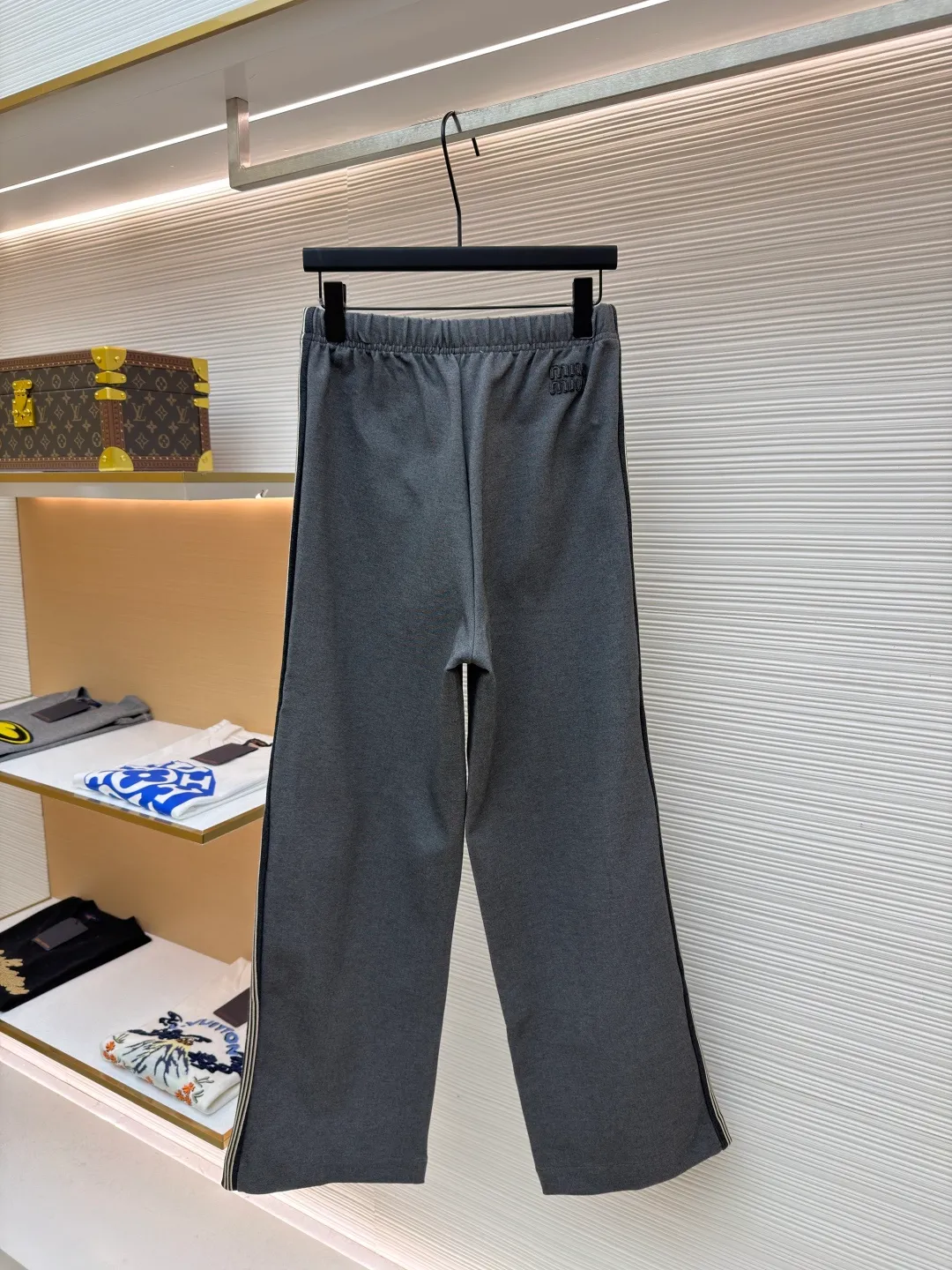 MIUMIU embroidered logo casual trousers ●Original version: Purchased and developed in 20300 ●Item number: 1682182-B25 ●Material: mercerized wool fabric ●Technology: laser burning production ●Color: gray ●Version: fitted version ●Weight: about 830 grams ●Size: S-M-L-XL ●Description: Customized mercerized wool, delicate as silk, moist to the touch, with a touch of cocoa brown as the soul It is low-key but exudes endless charm. Every detail of the straight classic silhouette is outlined with simple and smooth lines. The iconic Miu Miu embroidered logo is embellished on the back waist. It is low-key and powerful. Striped elements are added to the side to play the melody of fashion and create a modern and nostalgic fashion style. Suit attendance has become the focus of fashion pioneers. Laser burning process is an advanced process that uses laser technology for logo engraving. It projects the laser onto the surface of the material and rapidly heats the material locally to melt to form the Miu Miu logo. It can precisely control the position and shape, using imported machine embroidery technology. It uses advanced computer control systems and precision mechanical components to realize the Miu Miu logo embroidery operation with high precision. The lines are smooth and delicate, and the fabrics have been sand washed. It has a better hand feel and texture. It is not easy to deform, not easy to shrink, not easy to fade, and maintains long-term beauty. The overall wiring is straight and delicate, the fabric is comfortable and soft, and the color is consistent without color difference. It can be matched with the same style to create a fashionable look and control various occasions. Customized accessories, complete with three standards, same style for men and women!