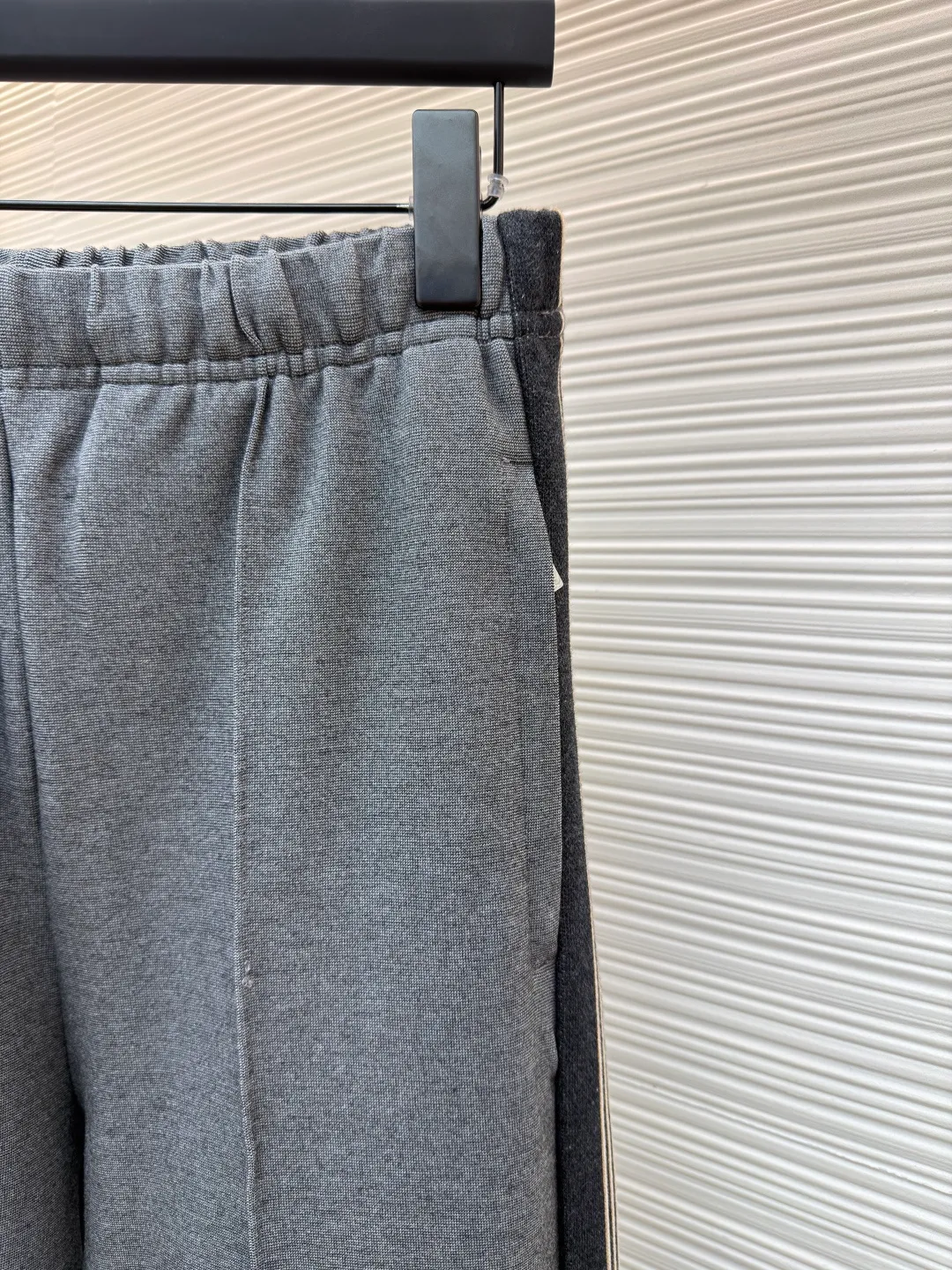 MIUMIU embroidered logo casual trousers ●Original version: Purchased and developed in 20300 ●Item number: 1682182-B25 ●Material: mercerized wool fabric ●Technology: laser burning production ●Color: gray ●Version: fitted version ●Weight: about 830 grams ●Size: S-M-L-XL ●Description: Customized mercerized wool, delicate as silk, moist to the touch, with a touch of cocoa brown as the soul It is low-key but exudes endless charm. Every detail of the straight classic silhouette is outlined with simple and smooth lines. The iconic Miu Miu embroidered logo is embellished on the back waist. It is low-key and powerful. Striped elements are added to the side to play the melody of fashion and create a modern and nostalgic fashion style. Suit attendance has become the focus of fashion pioneers. Laser burning process is an advanced process that uses laser technology for logo engraving. It projects the laser onto the surface of the material and rapidly heats the material locally to melt to form the Miu Miu logo. It can precisely control the position and shape, using imported machine embroidery technology. It uses advanced computer control systems and precision mechanical components to realize the Miu Miu logo embroidery operation with high precision. The lines are smooth and delicate, and the fabrics have been sand washed. It has a better hand feel and texture. It is not easy to deform, not easy to shrink, not easy to fade, and maintains long-term beauty. The overall wiring is straight and delicate, the fabric is comfortable and soft, and the color is consistent without color difference. It can be matched with the same style to create a fashionable look and control various occasions. Customized accessories, complete with three standards, same style for men and women!