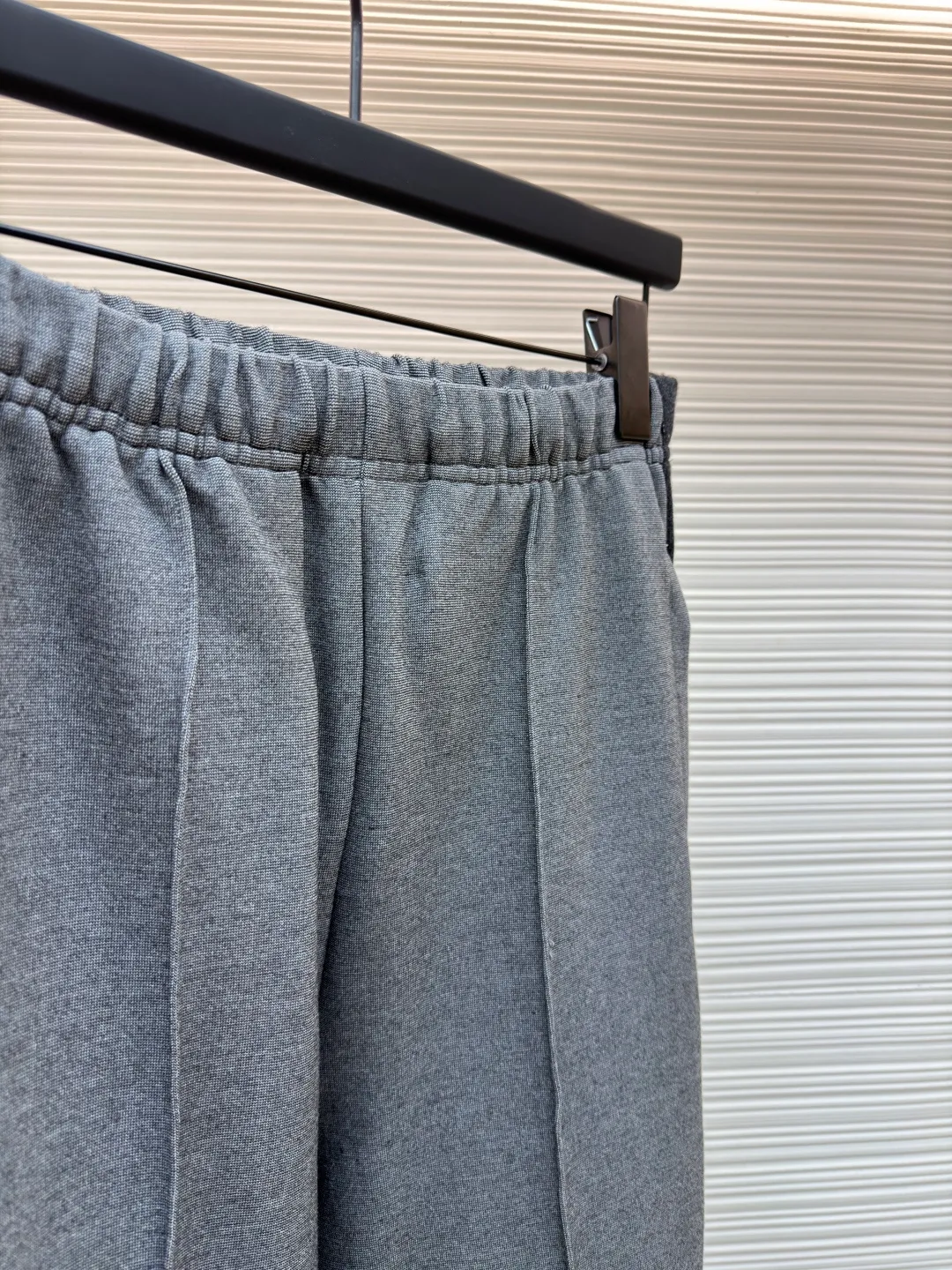 MIUMIU embroidered logo casual trousers ●Original version: Purchased and developed in 20300 ●Item number: 1682182-B25 ●Material: mercerized wool fabric ●Technology: laser burning production ●Color: gray ●Version: fitted version ●Weight: about 830 grams ●Size: S-M-L-XL ●Description: Customized mercerized wool, delicate as silk, moist to the touch, with a touch of cocoa brown as the soul It is low-key but exudes endless charm. Every detail of the straight classic silhouette is outlined with simple and smooth lines. The iconic Miu Miu embroidered logo is embellished on the back waist. It is low-key and powerful. Striped elements are added to the side to play the melody of fashion and create a modern and nostalgic fashion style. Suit attendance has become the focus of fashion pioneers. Laser burning process is an advanced process that uses laser technology for logo engraving. It projects the laser onto the surface of the material and rapidly heats the material locally to melt to form the Miu Miu logo. It can precisely control the position and shape, using imported machine embroidery technology. It uses advanced computer control systems and precision mechanical components to realize the Miu Miu logo embroidery operation with high precision. The lines are smooth and delicate, and the fabrics have been sand washed. It has a better hand feel and texture. It is not easy to deform, not easy to shrink, not easy to fade, and maintains long-term beauty. The overall wiring is straight and delicate, the fabric is comfortable and soft, and the color is consistent without color difference. It can be matched with the same style to create a fashionable look and control various occasions. Customized accessories, complete with three standards, same style for men and women!