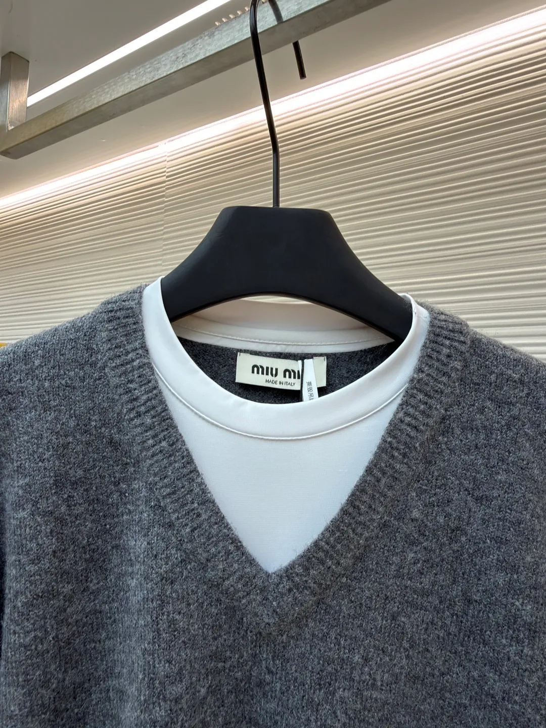 MIUMIU fake two-piece V-neck cashmere sweater ●Original version: purchased and developed in 20300 ●Item number: 1681164-A95 ●Fabric: cashmere fabric ●Technology: knitted ●Color: gray ●Version: fitted version ●Weight: about 625 grams ●Size: S-M-L-XL ●Description: Miu style logo and contrasting fake two pieces are gathered into one piece. The cuffs, collar and tail are spliced with pure cotton fabric to highlight the sense of layering. It is a personalized interpretation that interprets the sense of layering from a modern perspective to create a playful look and freedom. The overall wiring is straight and delicate, the fabric is comfortable and soft, and the color is consistent without color difference. It can be matched with the same style to create a fashionable look and control various occasions. Customized accessories, complete with three standards, same style for men and women!