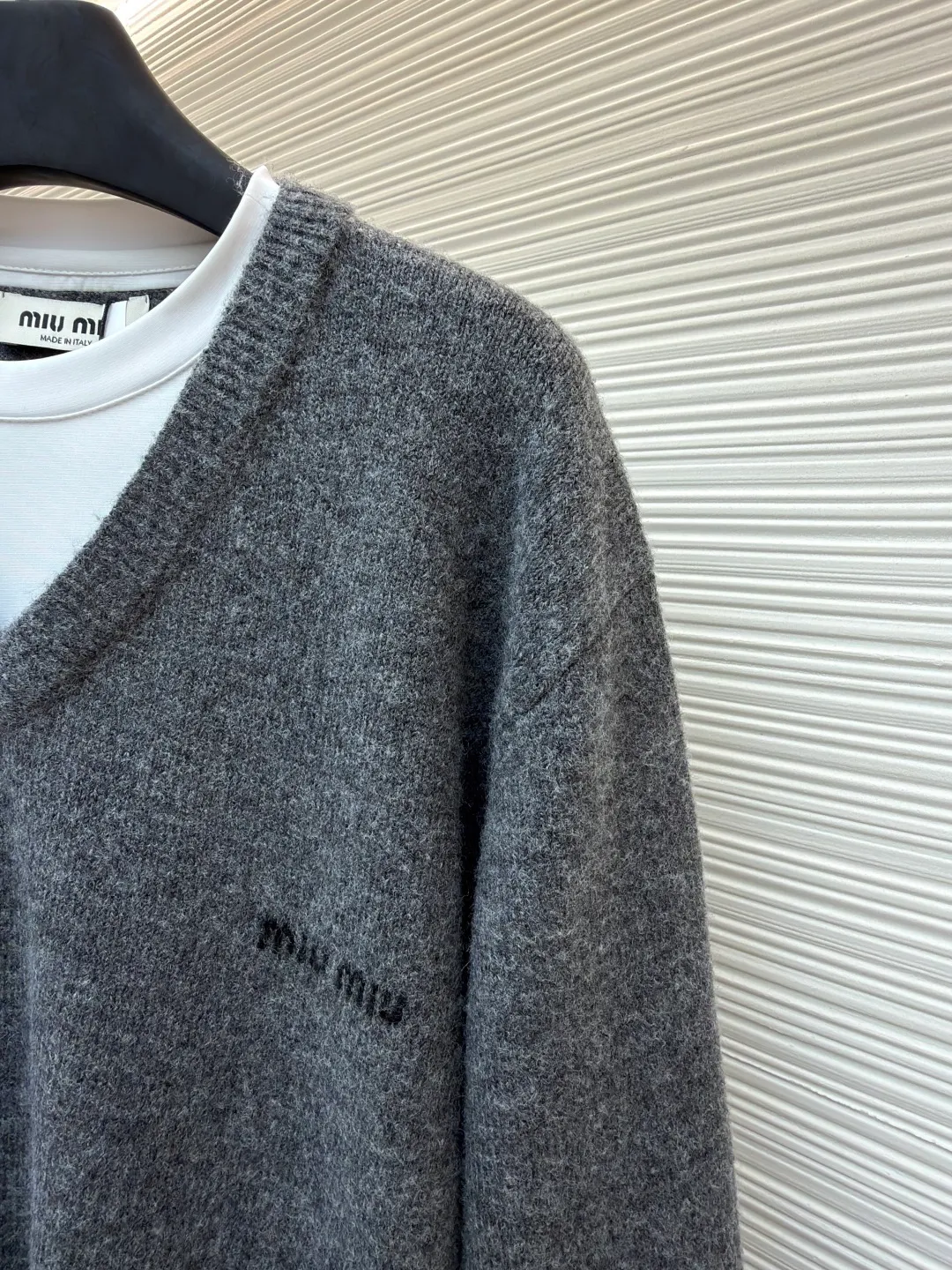 MIUMIU fake two-piece V-neck cashmere sweater ●Original version: purchased and developed in 20300 ●Item number: 1681164-A95 ●Fabric: cashmere fabric ●Technology: knitted ●Color: gray ●Version: fitted version ●Weight: about 625 grams ●Size: S-M-L-XL ●Description: Miu style logo and contrasting fake two pieces are gathered into one piece. The cuffs, collar and tail are spliced with pure cotton fabric to highlight the sense of layering. It is a personalized interpretation that interprets the sense of layering from a modern perspective to create a playful look and freedom. The overall wiring is straight and delicate, the fabric is comfortable and soft, and the color is consistent without color difference. It can be matched with the same style to create a fashionable look and control various occasions. Customized accessories, complete with three standards, same style for men and women!