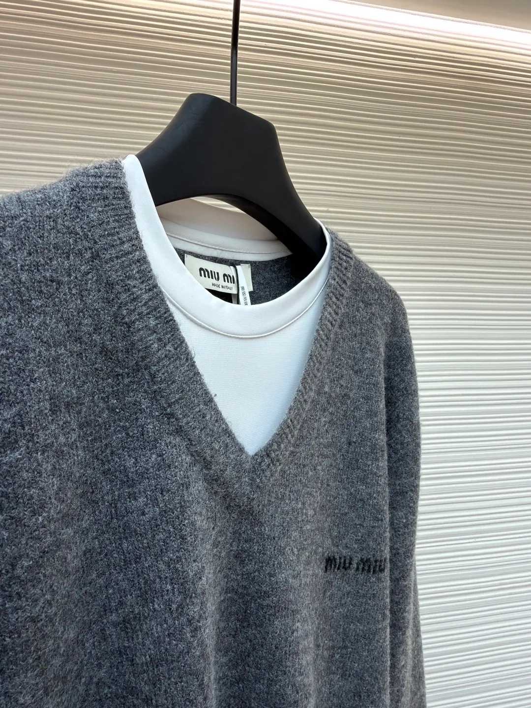 MIUMIU fake two-piece V-neck cashmere sweater ●Original version: purchased and developed in 20300 ●Item number: 1681164-A95 ●Fabric: cashmere fabric ●Technology: knitted ●Color: gray ●Version: fitted version ●Weight: about 625 grams ●Size: S-M-L-XL ●Description: Miu style logo and contrasting fake two pieces are gathered into one piece. The cuffs, collar and tail are spliced with pure cotton fabric to highlight the sense of layering. It is a personalized interpretation that interprets the sense of layering from a modern perspective to create a playful look and freedom. The overall wiring is straight and delicate, the fabric is comfortable and soft, and the color is consistent without color difference. It can be matched with the same style to create a fashionable look and control various occasions. Customized accessories, complete with three standards, same style for men and women!