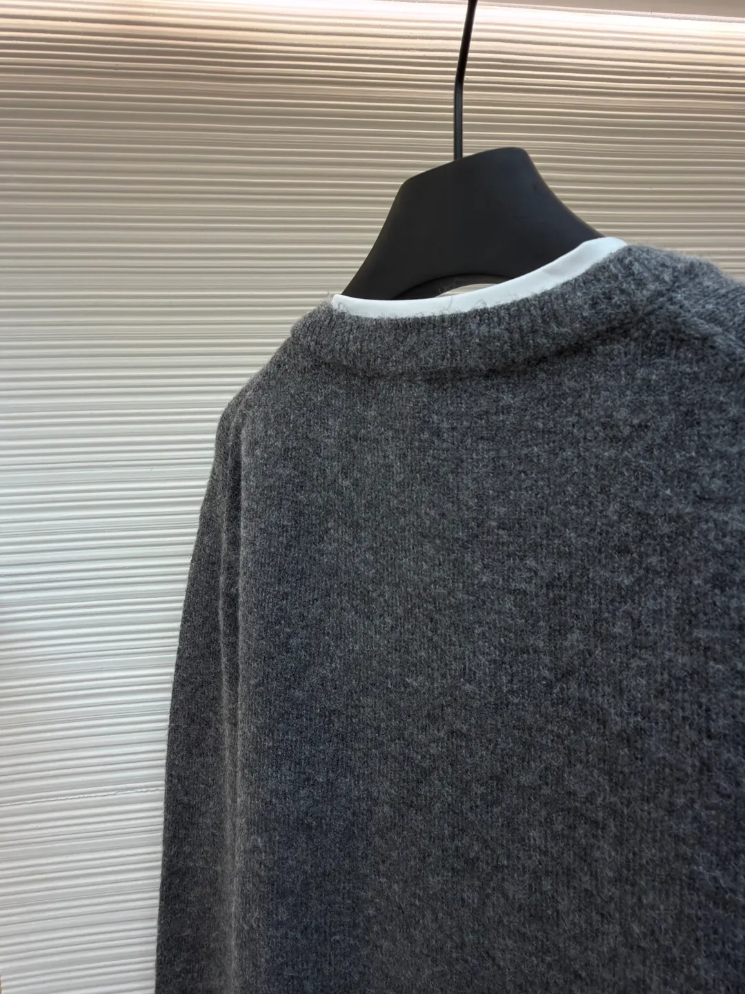 MIUMIU fake two-piece V-neck cashmere sweater ●Original version: purchased and developed in 20300 ●Item number: 1681164-A95 ●Fabric: cashmere fabric ●Technology: knitted ●Color: gray ●Version: fitted version ●Weight: about 625 grams ●Size: S-M-L-XL ●Description: Miu style logo and contrasting fake two pieces are gathered into one piece. The cuffs, collar and tail are spliced with pure cotton fabric to highlight the sense of layering. It is a personalized interpretation that interprets the sense of layering from a modern perspective to create a playful look and freedom. The overall wiring is straight and delicate, the fabric is comfortable and soft, and the color is consistent without color difference. It can be matched with the same style to create a fashionable look and control various occasions. Customized accessories, complete with three standards, same style for men and women!