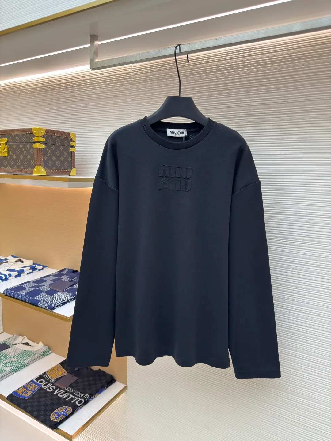 MIU MIU embroidered burnt logo long sleeves ●Authentic product: Purchased and developed at 7400 ●Item number: 1680466-A10 ●Fabric: pure cotton fabric ●Technology: laser cutting ●Version: loose fit ●Weight: about 495 grams ●Size: S-M-L-XL ●Description: Made of 320 grams of trendy brand double-sided, expanded with 2*2 double yarn threads, the MiuMiu cloth label is laser cut, and the manual hand sticker is laser positioned. Embroidery is done after computer positioning. Expressing a maverick attitude, this relaxed cotton T-shirt features the signature tonal Miu Miu logo. Oversize lines convey a leisurely and comfortable femininity. The overall wiring is straight and delicate, the fabric is comfortable and soft, and the color is consistent without color difference. It can be matched with the same style to create a fashionable look and control various occasions. Customized accessories, complete with three standards, same style for men and women!