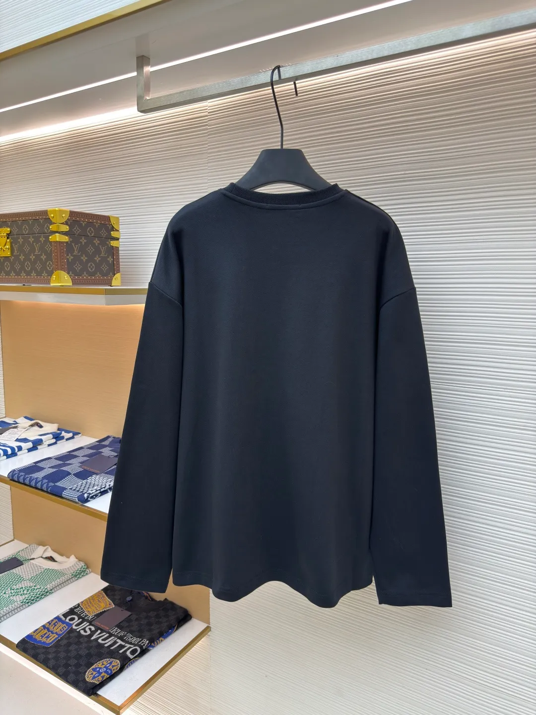 MIU MIU embroidered burnt logo long sleeves ●Authentic product: Purchased and developed at 7400 ●Item number: 1680466-A10 ●Fabric: pure cotton fabric ●Technology: laser cutting ●Version: loose fit ●Weight: about 495 grams ●Size: S-M-L-XL ●Description: Made of 320 grams of trendy brand double-sided, expanded with 2*2 double yarn threads, the MiuMiu cloth label is laser cut, and the manual hand sticker is laser positioned. Embroidery is done after computer positioning. Expressing a maverick attitude, this relaxed cotton T-shirt features the signature tonal Miu Miu logo. Oversize lines convey a leisurely and comfortable femininity. The overall wiring is straight and delicate, the fabric is comfortable and soft, and the color is consistent without color difference. It can be matched with the same style to create a fashionable look and control various occasions. Customized accessories, complete with three standards, same style for men and women!