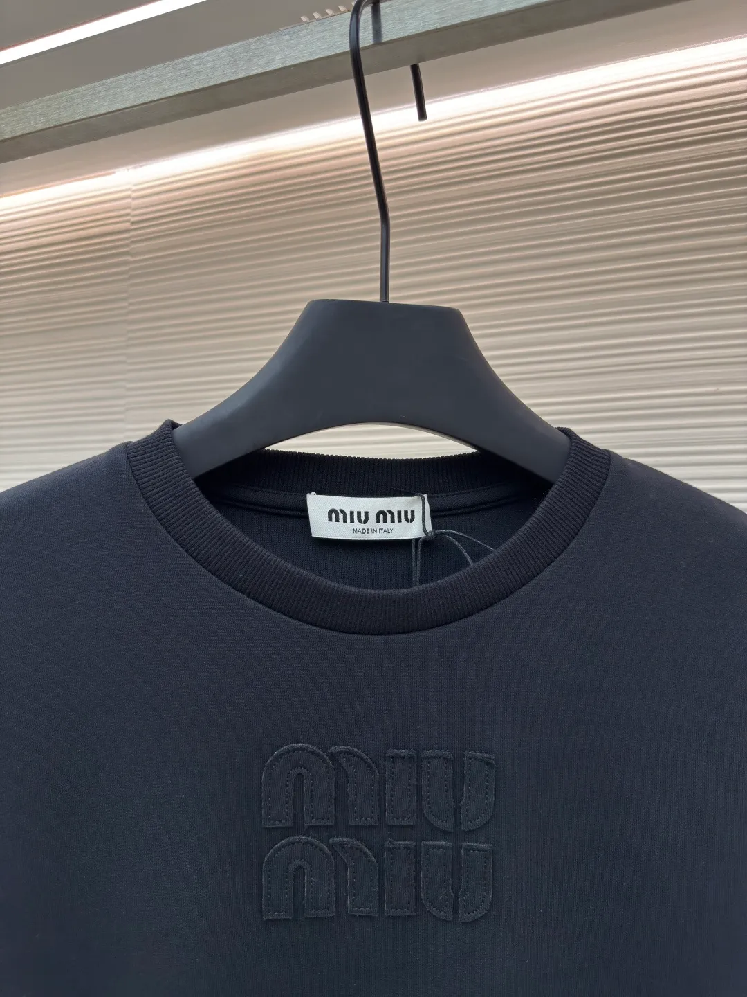 MIU MIU embroidered burnt logo long sleeves ●Authentic product: Purchased and developed at 7400 ●Item number: 1680466-A10 ●Fabric: pure cotton fabric ●Technology: laser cutting ●Version: loose fit ●Weight: about 495 grams ●Size: S-M-L-XL ●Description: Made of 320 grams of trendy brand double-sided, expanded with 2*2 double yarn threads, the MiuMiu cloth label is laser cut, and the manual hand sticker is laser positioned. Embroidery is done after computer positioning. Expressing a maverick attitude, this relaxed cotton T-shirt features the signature tonal Miu Miu logo. Oversize lines convey a leisurely and comfortable femininity. The overall wiring is straight and delicate, the fabric is comfortable and soft, and the color is consistent without color difference. It can be matched with the same style to create a fashionable look and control various occasions. Customized accessories, complete with three standards, same style for men and women!