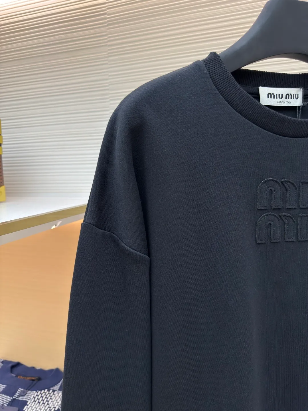 MIU MIU embroidered burnt logo long sleeves ●Authentic product: Purchased and developed at 7400 ●Item number: 1680466-A10 ●Fabric: pure cotton fabric ●Technology: laser cutting ●Version: loose fit ●Weight: about 495 grams ●Size: S-M-L-XL ●Description: Made of 320 grams of trendy brand double-sided, expanded with 2*2 double yarn threads, the MiuMiu cloth label is laser cut, and the manual hand sticker is laser positioned. Embroidery is done after computer positioning. Expressing a maverick attitude, this relaxed cotton T-shirt features the signature tonal Miu Miu logo. Oversize lines convey a leisurely and comfortable femininity. The overall wiring is straight and delicate, the fabric is comfortable and soft, and the color is consistent without color difference. It can be matched with the same style to create a fashionable look and control various occasions. Customized accessories, complete with three standards, same style for men and women!