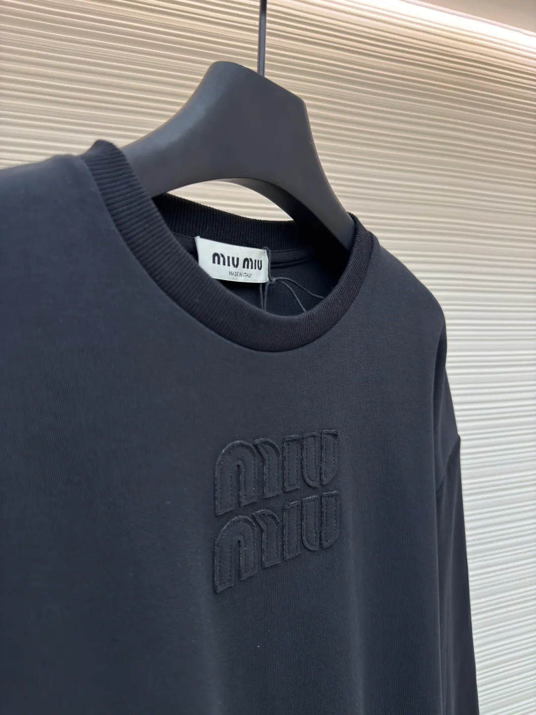 MIU MIU embroidered burnt logo long sleeves ●Authentic product: Purchased and developed at 7400 ●Item number: 1680466-A10 ●Fabric: pure cotton fabric ●Technology: laser cutting ●Version: loose fit ●Weight: about 495 grams ●Size: S-M-L-XL ●Description: Made of 320 grams of trendy brand double-sided, expanded with 2*2 double yarn threads, the MiuMiu cloth label is laser cut, and the manual hand sticker is laser positioned. Embroidery is done after computer positioning. Expressing a maverick attitude, this relaxed cotton T-shirt features the signature tonal Miu Miu logo. Oversize lines convey a leisurely and comfortable femininity. The overall wiring is straight and delicate, the fabric is comfortable and soft, and the color is consistent without color difference. It can be matched with the same style to create a fashionable look and control various occasions. Customized accessories, complete with three standards, same style for men and women!