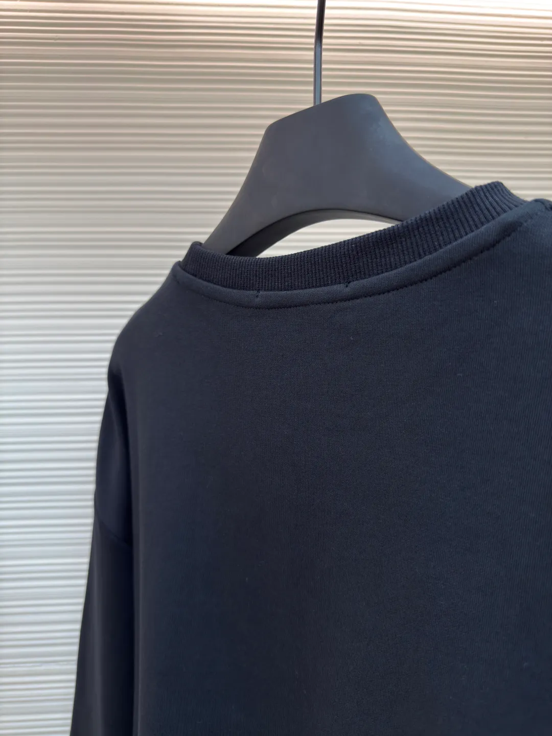 MIU MIU embroidered burnt logo long sleeves ●Authentic product: Purchased and developed at 7400 ●Item number: 1680466-A10 ●Fabric: pure cotton fabric ●Technology: laser cutting ●Version: loose fit ●Weight: about 495 grams ●Size: S-M-L-XL ●Description: Made of 320 grams of trendy brand double-sided, expanded with 2*2 double yarn threads, the MiuMiu cloth label is laser cut, and the manual hand sticker is laser positioned. Embroidery is done after computer positioning. Expressing a maverick attitude, this relaxed cotton T-shirt features the signature tonal Miu Miu logo. Oversize lines convey a leisurely and comfortable femininity. The overall wiring is straight and delicate, the fabric is comfortable and soft, and the color is consistent without color difference. It can be matched with the same style to create a fashionable look and control various occasions. Customized accessories, complete with three standards, same style for men and women!