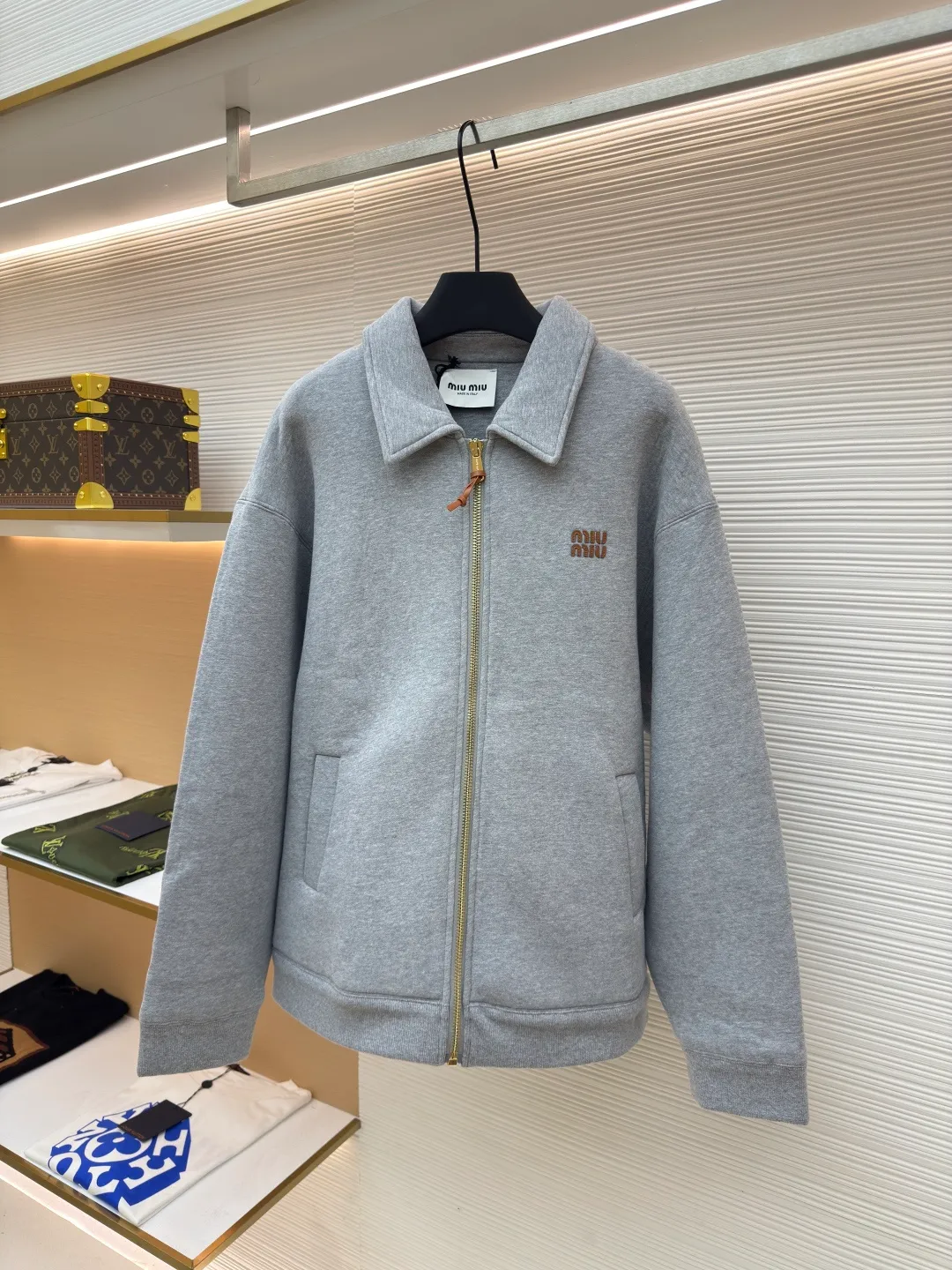 MIUMIU small leather label embroidered zipper jacket ●Authentic product: 25400 purchased and developed ●Item number: 1680571-B50 ●Fabric: terry fabric ●Technology: embroidery production ●Type: loose version ●Weight: about 1380 grams ●Size: 36-38-40-42 ●Description: 380 grams terry cloth combined with 260 grams double yarn, the fabric reaches 700 grams after high-temperature lamination. The overall weight of the garment is close to 2 kilograms. The fabric pattern is very three-dimensional and the upper body is very comfortable. The thread adopts 2*2 yarn thread, and the high-weight thread is embedded with this cloth, which has a very high-end garment effect. The pull uses the original No. 5 pull head with European style pull teeth. The pull head is electroplated in gold and has Miu Miu's iconic logo on it. The overall wiring is straight and delicate, the fabric is comfortable and soft, and the color is consistent without color difference. It can be matched with the same style to create a fashionable look and control various occasions. Customized accessories, complete with three standards, same style for men and women!