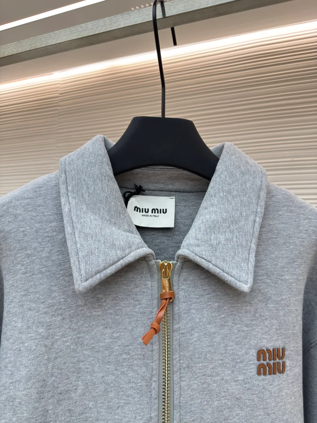 MIUMIU small leather label embroidered zipper jacket ●Authentic product: 25400 purchased and developed ●Item number: 1680571-B50 ●Fabric: terry fabric ●Technology: embroidery production ●Type: loose version ●Weight: about 1380 grams ●Size: 36-38-40-42 ●Description: 380 grams terry cloth combined with 260 grams double yarn, the fabric reaches 700 grams after high-temperature lamination. The overall weight of the garment is close to 2 kilograms. The fabric pattern is very three-dimensional and the upper body is very comfortable. The thread adopts 2*2 yarn thread, and the high-weight thread is embedded with this cloth, which has a very high-end garment effect. The pull uses the original No. 5 pull head with European style pull teeth. The pull head is electroplated in gold and has Miu Miu's iconic logo on it. The overall wiring is straight and delicate, the fabric is comfortable and soft, and the color is consistent without color difference. It can be matched with the same style to create a fashionable look and control various occasions. Customized accessories, complete with three standards, same style for men and women!
