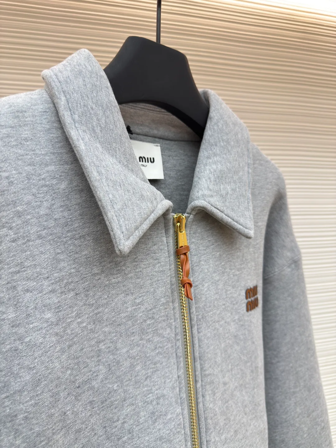 MIUMIU small leather label embroidered zipper jacket ●Authentic product: 25400 purchased and developed ●Item number: 1680571-B50 ●Fabric: terry fabric ●Technology: embroidery production ●Type: loose version ●Weight: about 1380 grams ●Size: 36-38-40-42 ●Description: 380 grams terry cloth combined with 260 grams double yarn, the fabric reaches 700 grams after high-temperature lamination. The overall weight of the garment is close to 2 kilograms. The fabric pattern is very three-dimensional and the upper body is very comfortable. The thread adopts 2*2 yarn thread, and the high-weight thread is embedded with this cloth, which has a very high-end garment effect. The pull uses the original No. 5 pull head with European style pull teeth. The pull head is electroplated in gold and has Miu Miu's iconic logo on it. The overall wiring is straight and delicate, the fabric is comfortable and soft, and the color is consistent without color difference. It can be matched with the same style to create a fashionable look and control various occasions. Customized accessories, complete with three standards, same style for men and women!