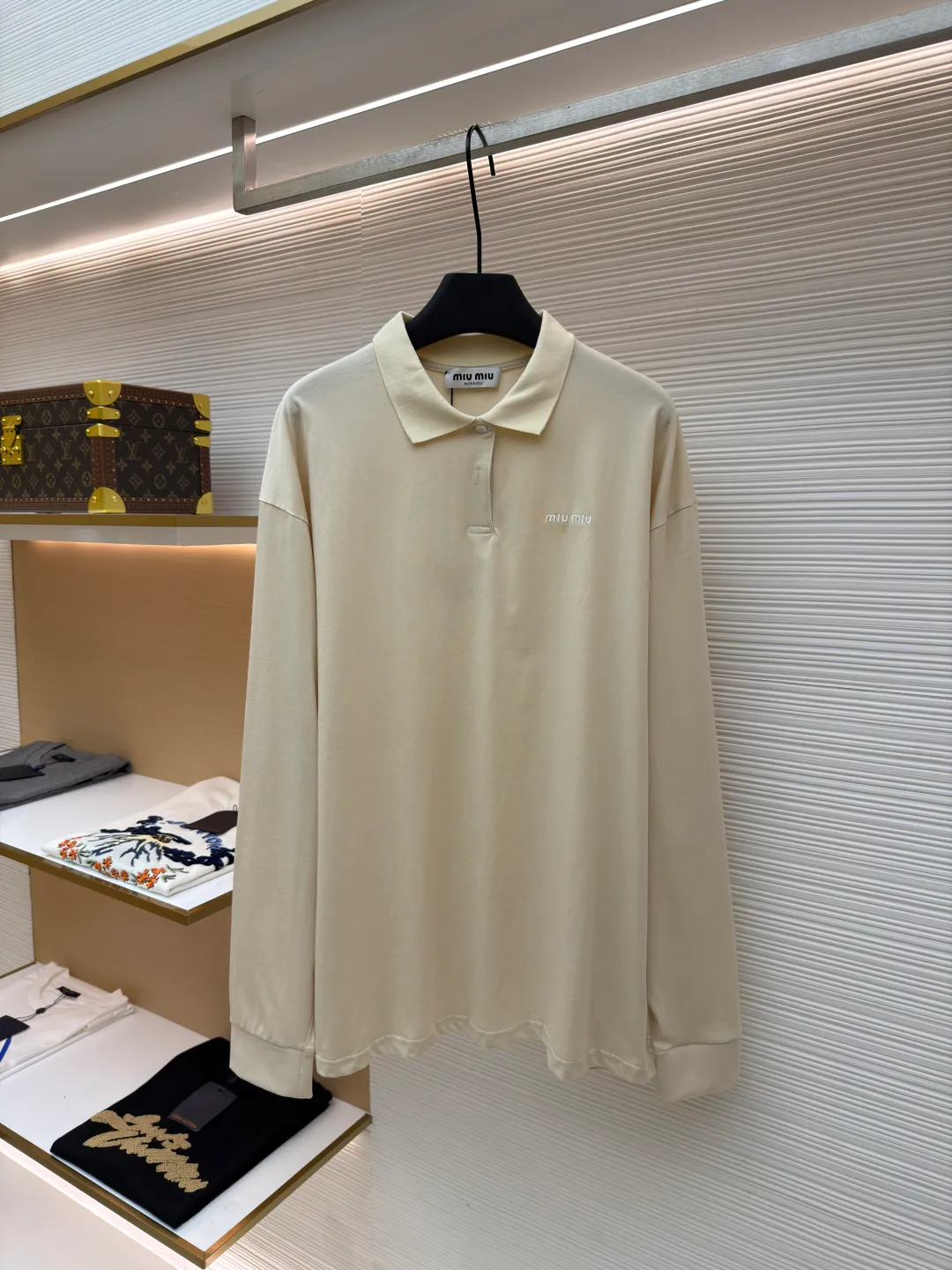 MIUMIU beige small label embroidered Polo shirt ●Original version: Purchased and developed for 7999 ●Item number: 1681269-A15 ●Material: worsted wool fabric ●Technology: embroidery production ●Color: beige ●Version: fitted version ●Weight: about 305 grams ●Size: The most popular dopamine color series in 24 years. Ready-made garments are pre-shrunk at high temperature. Imported embroidery technology is used to produce classic letters and small logos. It can be lightly machine washed. It is not easy to pill and is close-fitting and comfortable. The hardware, buttons and accessories are all custom molded. This style is suitable for spring and autumn commuting items. The overall wiring is straight and delicate, the fabric is comfortable and soft, and the color is consistent without color difference. It can be matched with the same style to create a fashionable look and control various occasions. Customized accessories, complete with three standards, same style for men and women!