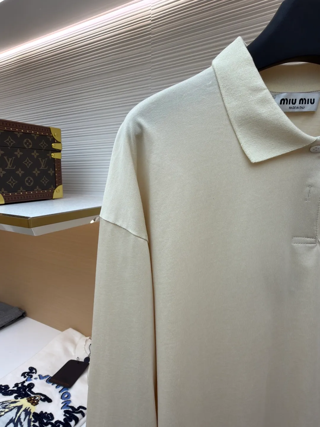 MIUMIU beige small label embroidered Polo shirt ●Original version: Purchased and developed for 7999 ●Item number: 1681269-A15 ●Material: worsted wool fabric ●Technology: embroidery production ●Color: beige ●Version: fitted version ●Weight: about 305 grams ●Size: The most popular dopamine color series in 24 years. Ready-made garments are pre-shrunk at high temperature. Imported embroidery technology is used to produce classic letters and small logos. It can be lightly machine washed. It is not easy to pill and is close-fitting and comfortable. The hardware, buttons and accessories are all custom molded. This style is suitable for spring and autumn commuting items. The overall wiring is straight and delicate, the fabric is comfortable and soft, and the color is consistent without color difference. It can be matched with the same style to create a fashionable look and control various occasions. Customized accessories, complete with three standards, same style for men and women!